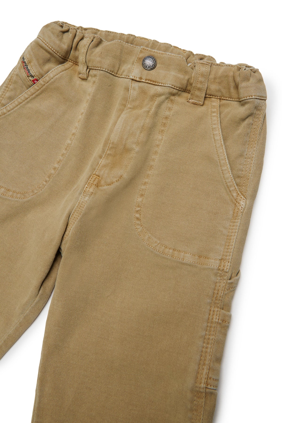 Pantalones cargo de tejido resistente, con bolsillos laterales.