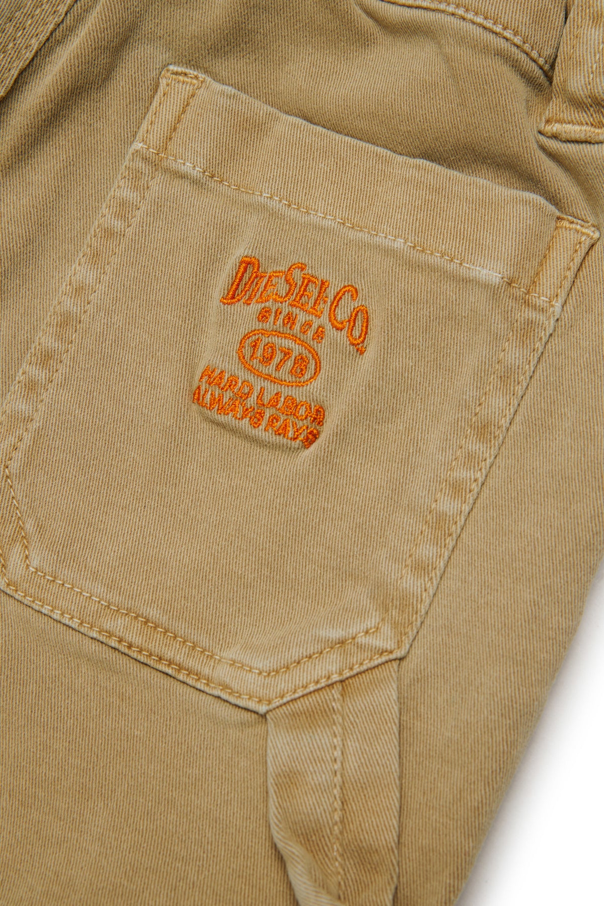 Pantalones cargo de tejido resistente, con bolsillos laterales.