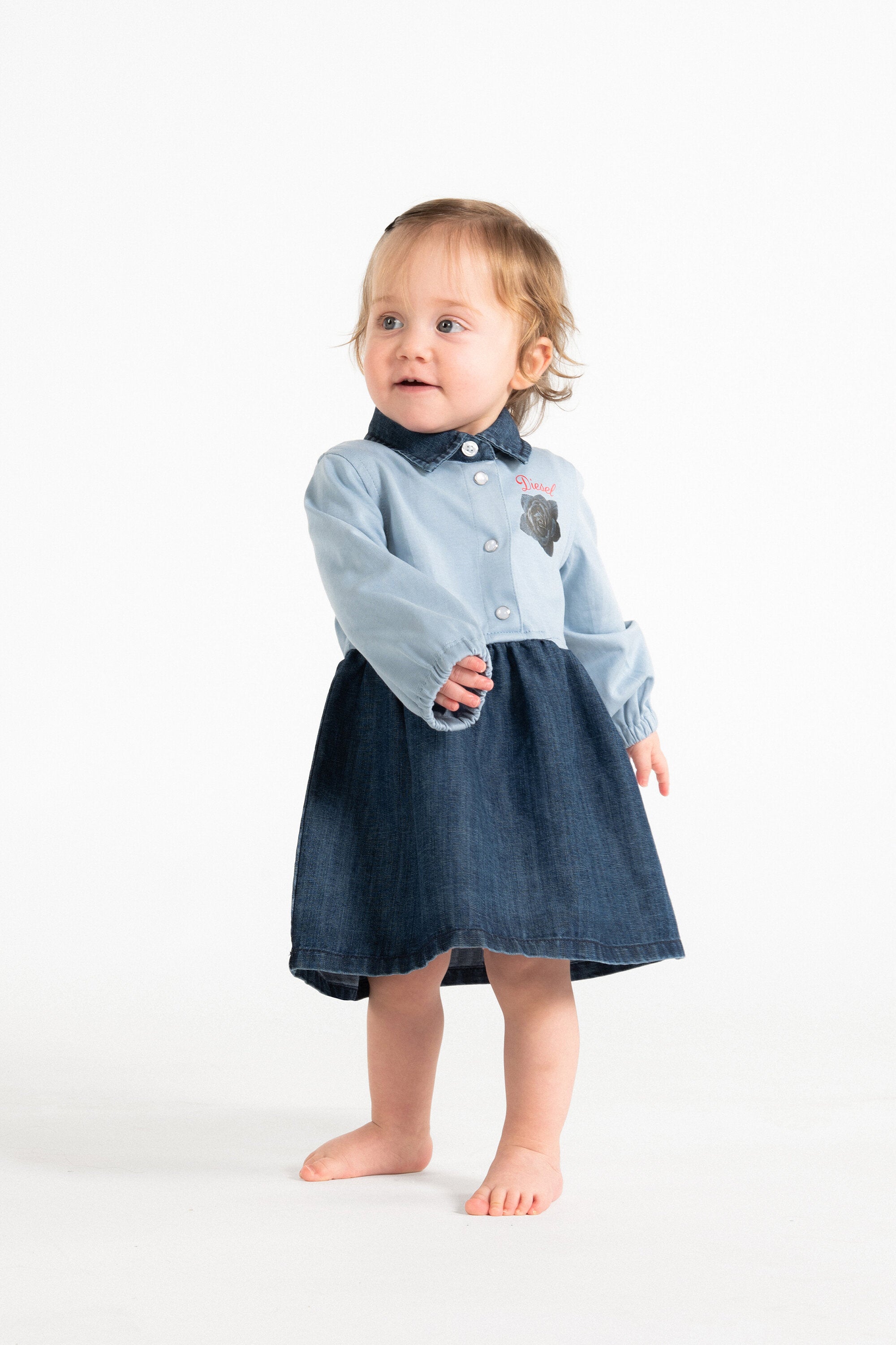 Vestido con cuello y logo