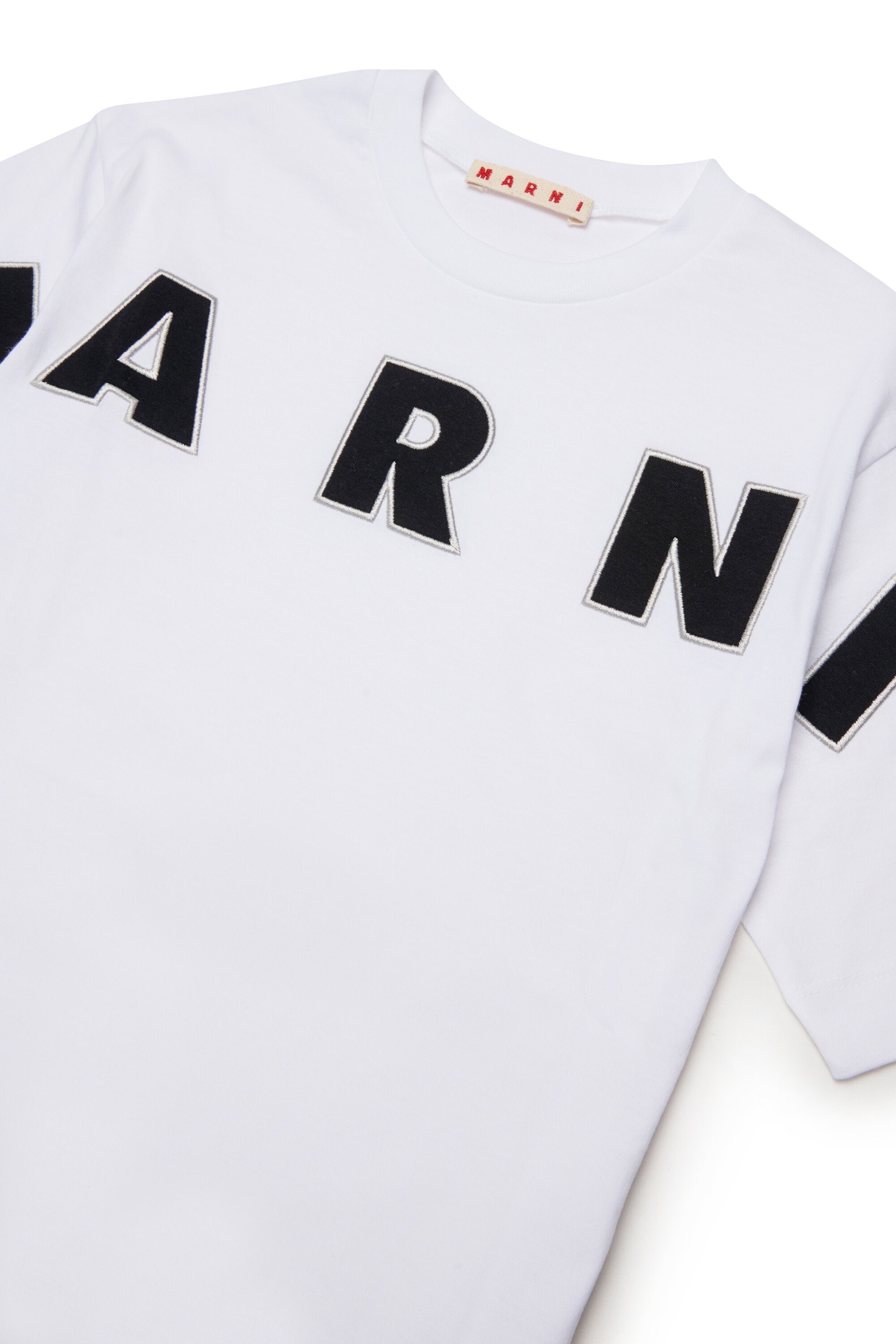 Camiseta con logo bordado