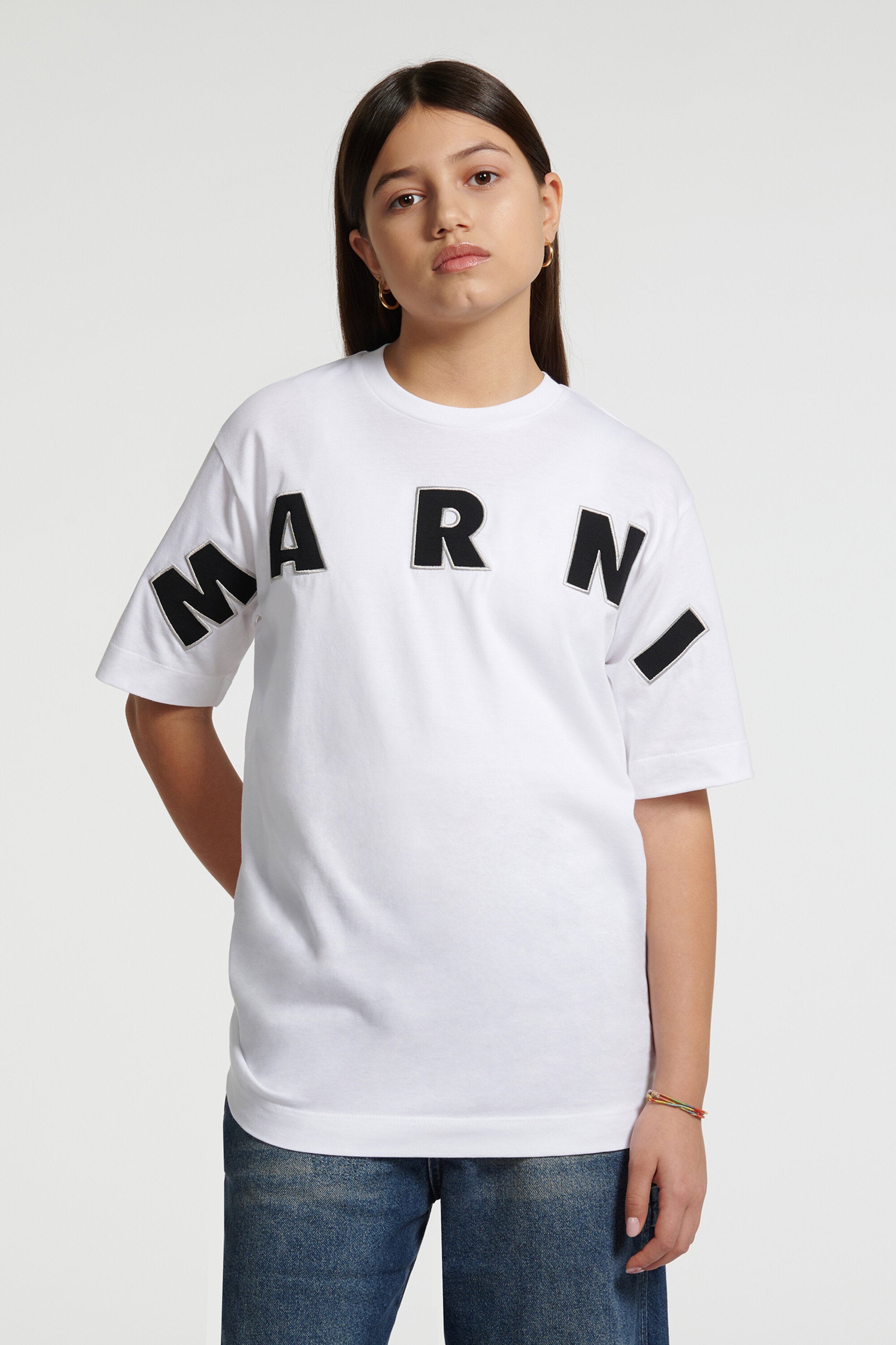 Camiseta con logo bordado