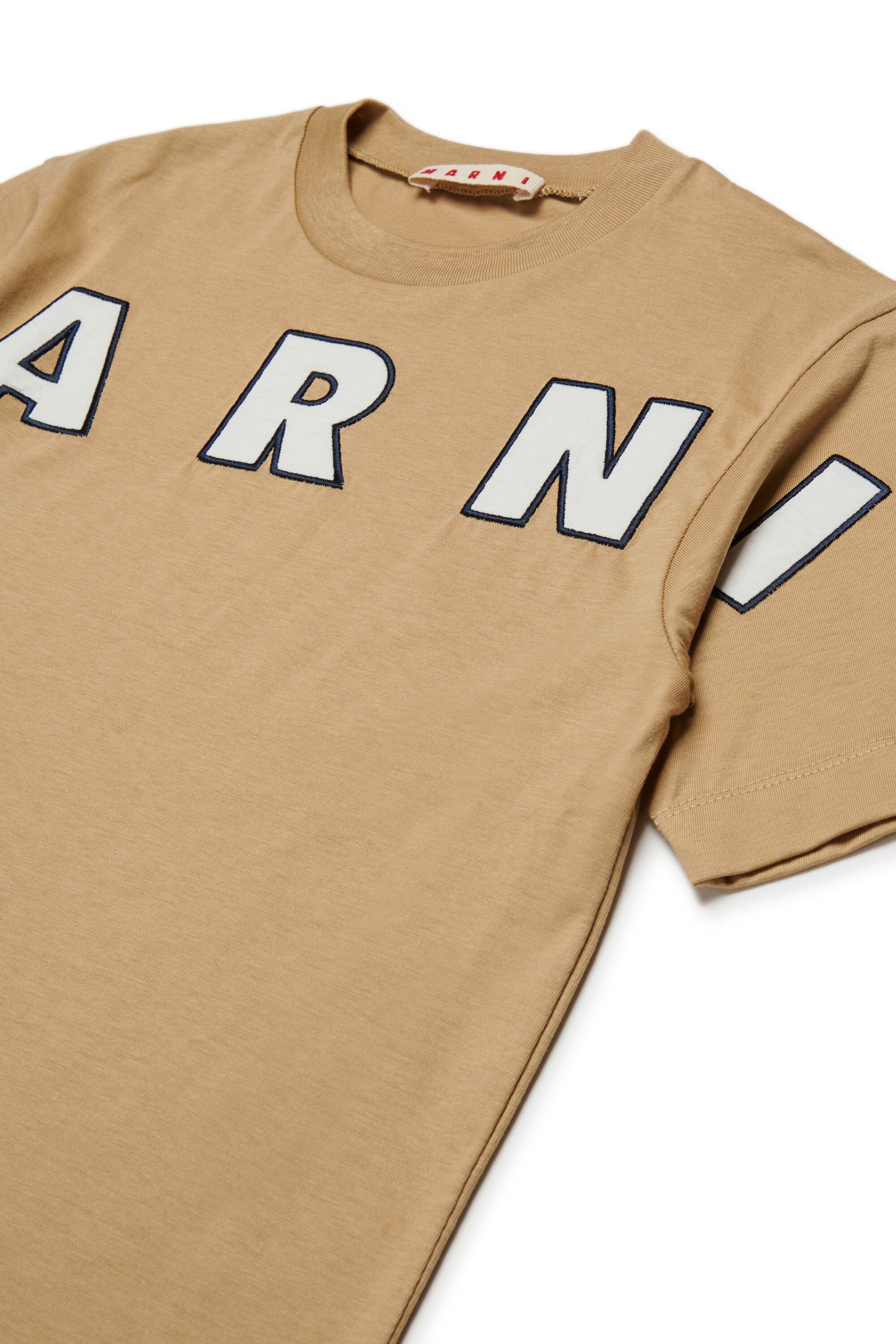 Camiseta con logo bordado