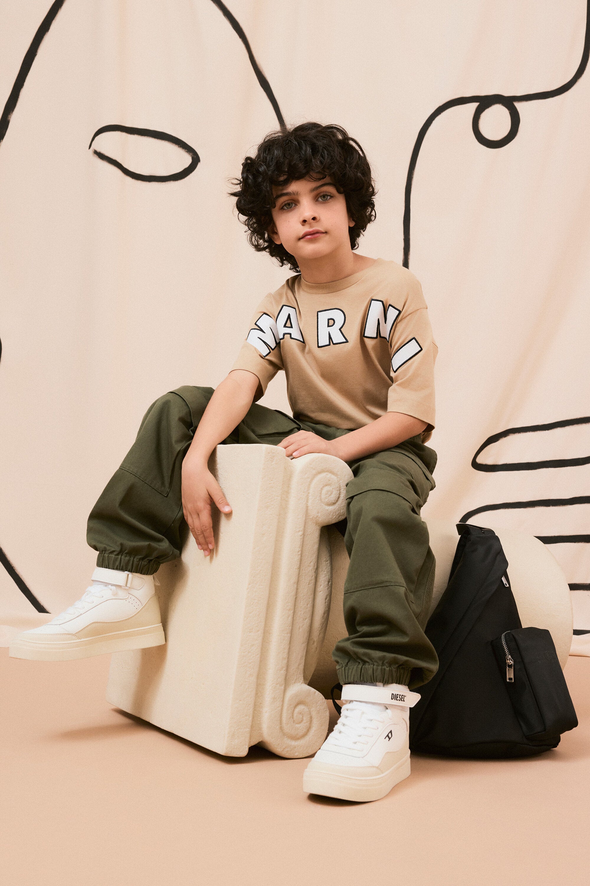 Camiseta con logo bordado