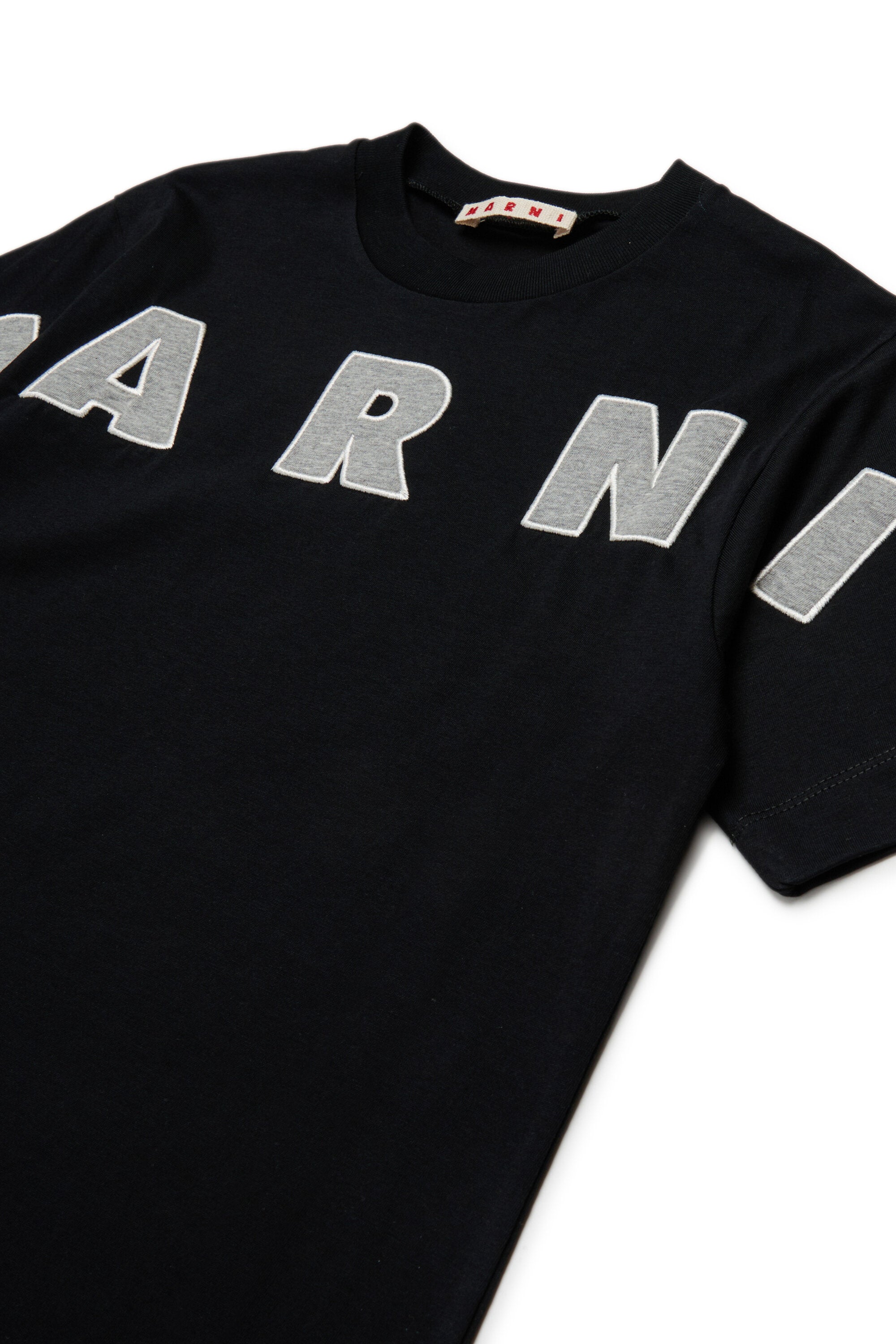 Camiseta con logo bordado