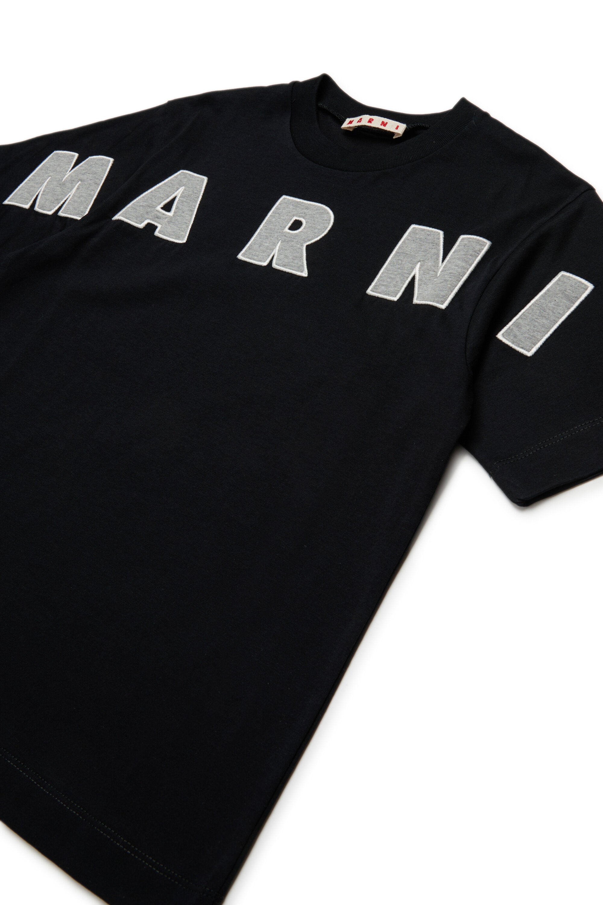 Camiseta con logo bordado