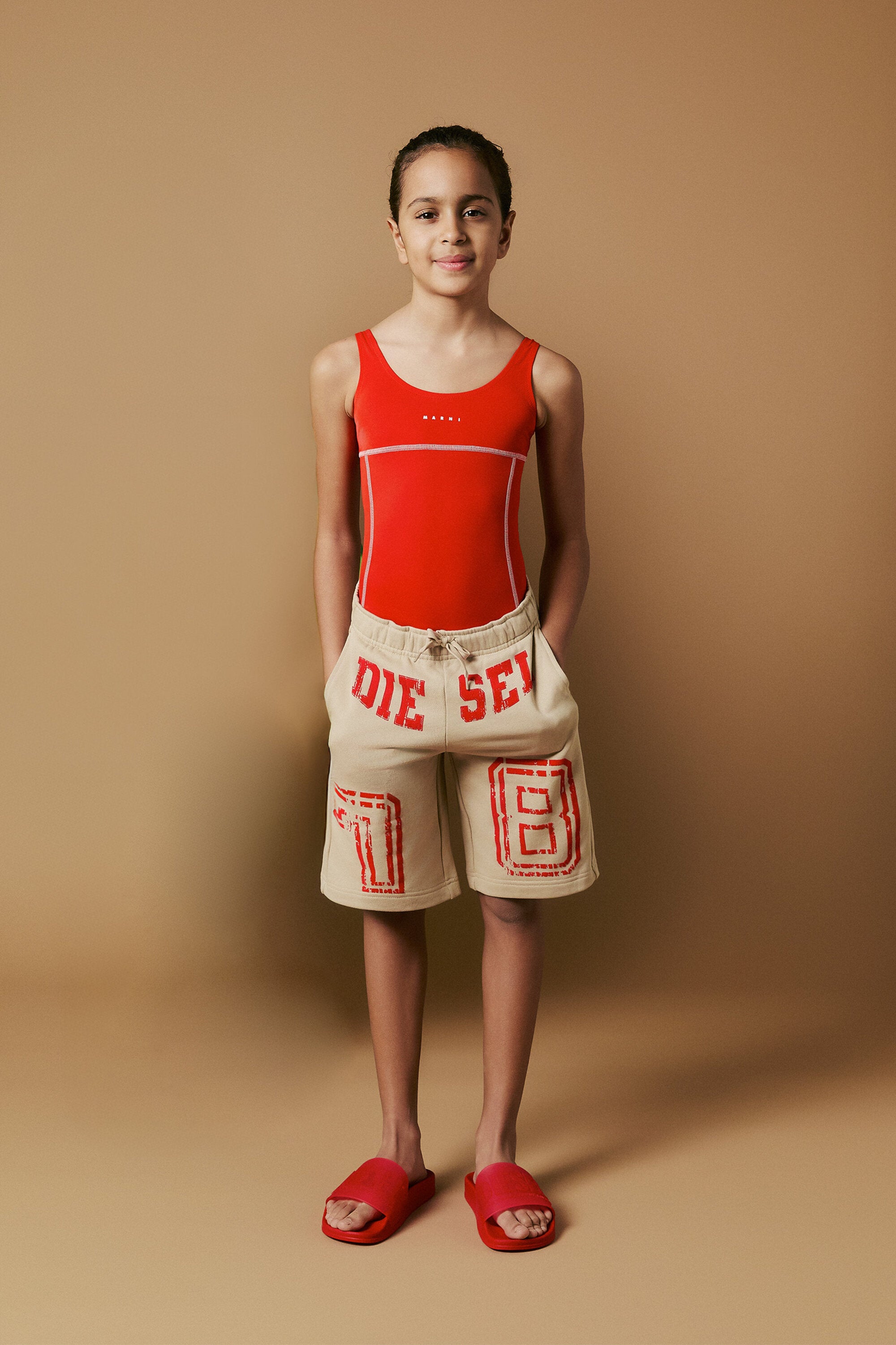 Traje de baño de una pieza con logotipo institucional