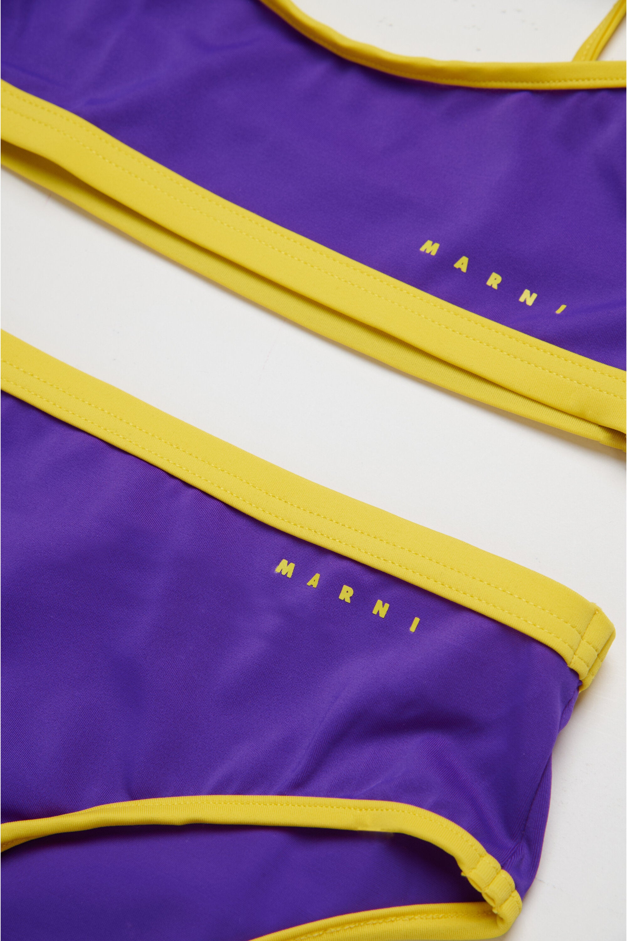 Traje de baño bikini con correas para los hombros cruzadas