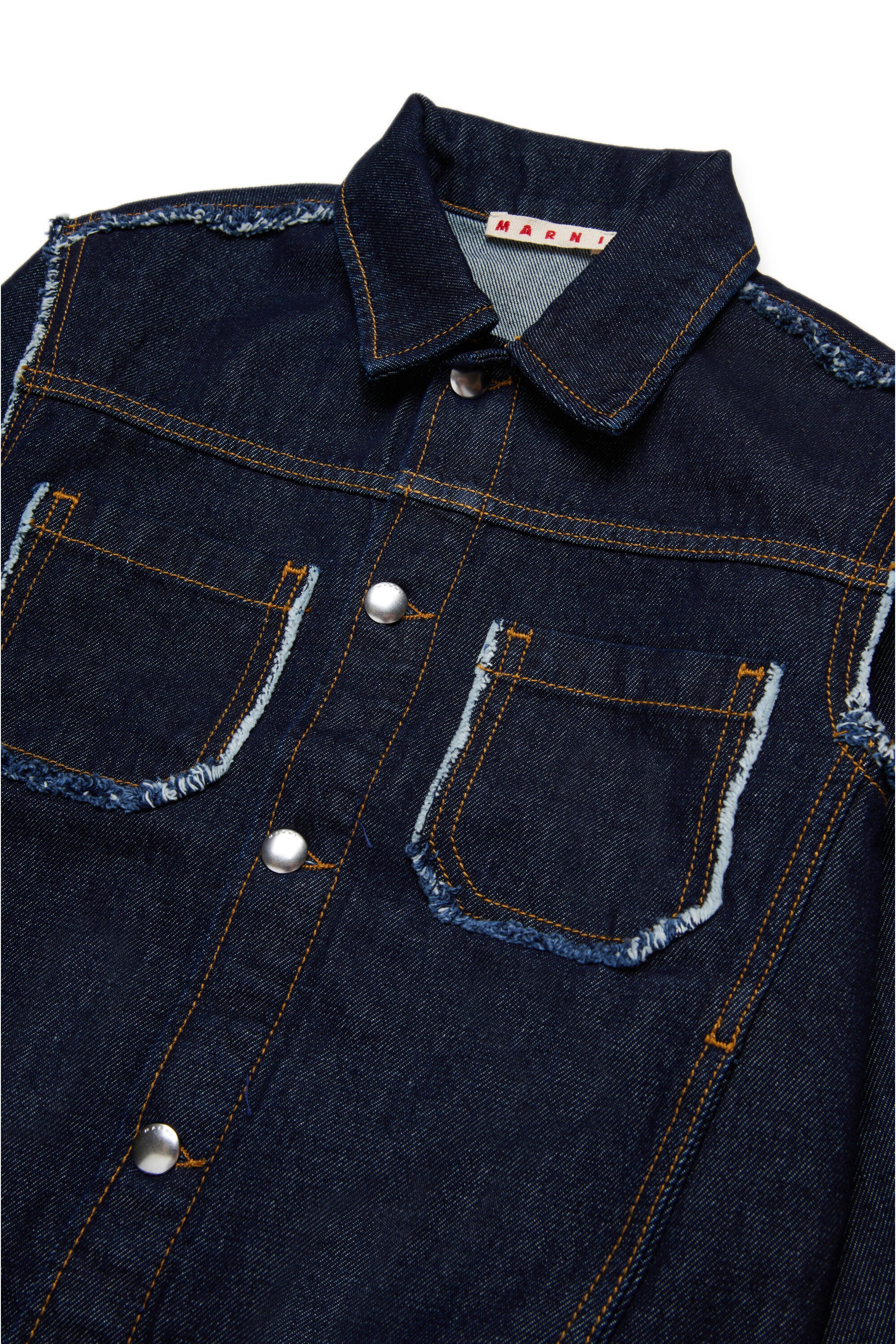 Chaqueta en denim oscuro con detalles deshilachados
