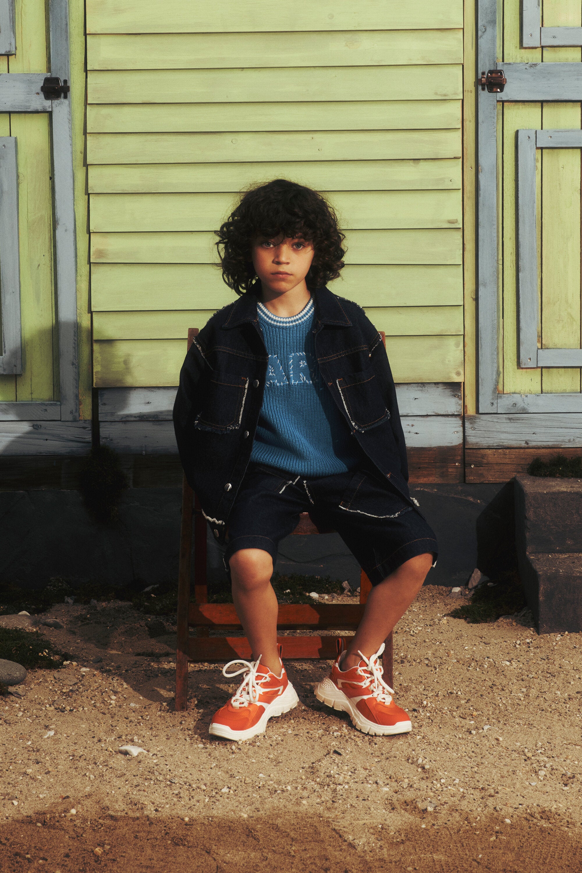 Chaqueta en denim oscuro con detalles deshilachados