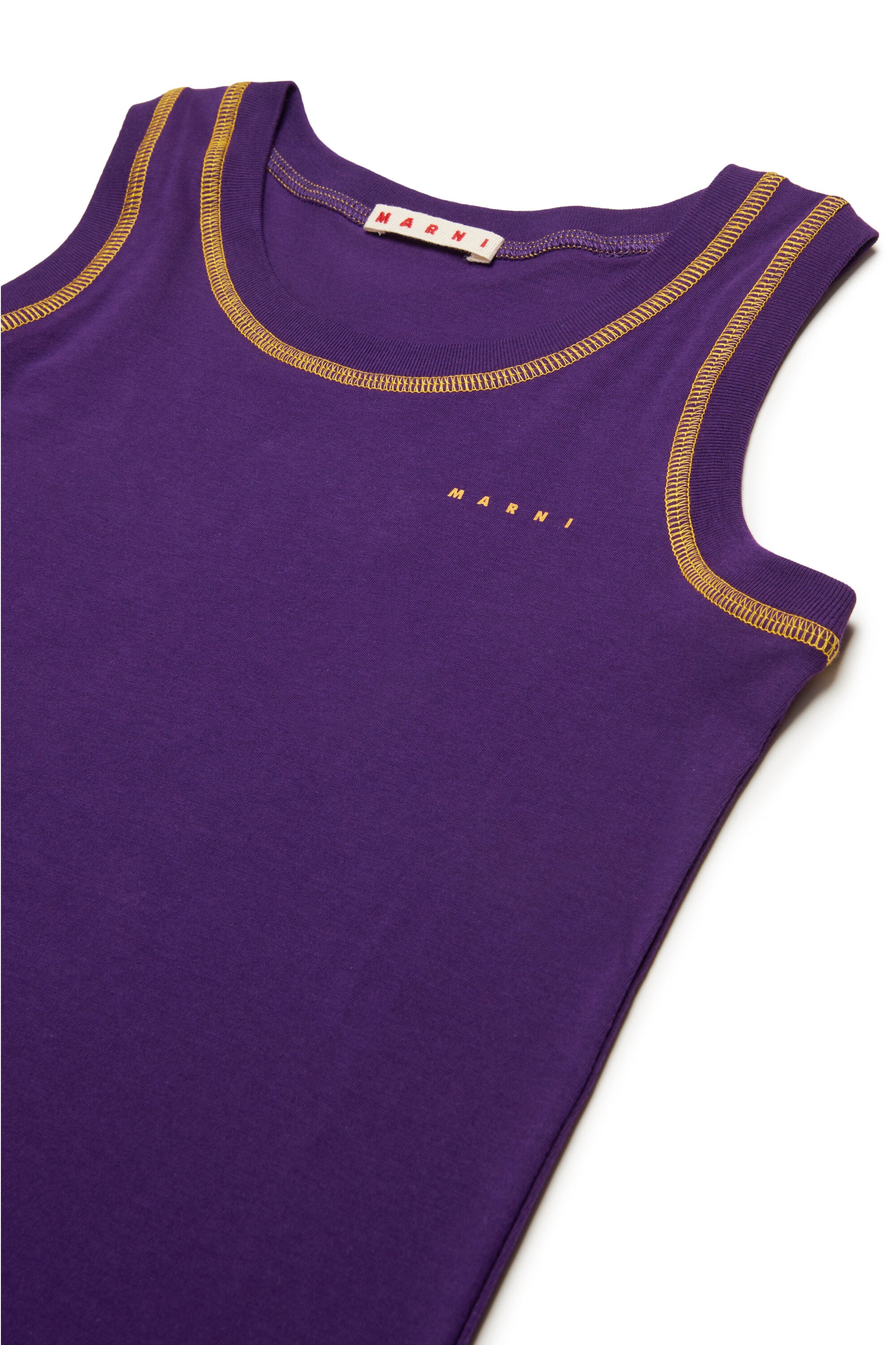 Sleeveless T-shirt with contrasting seams
