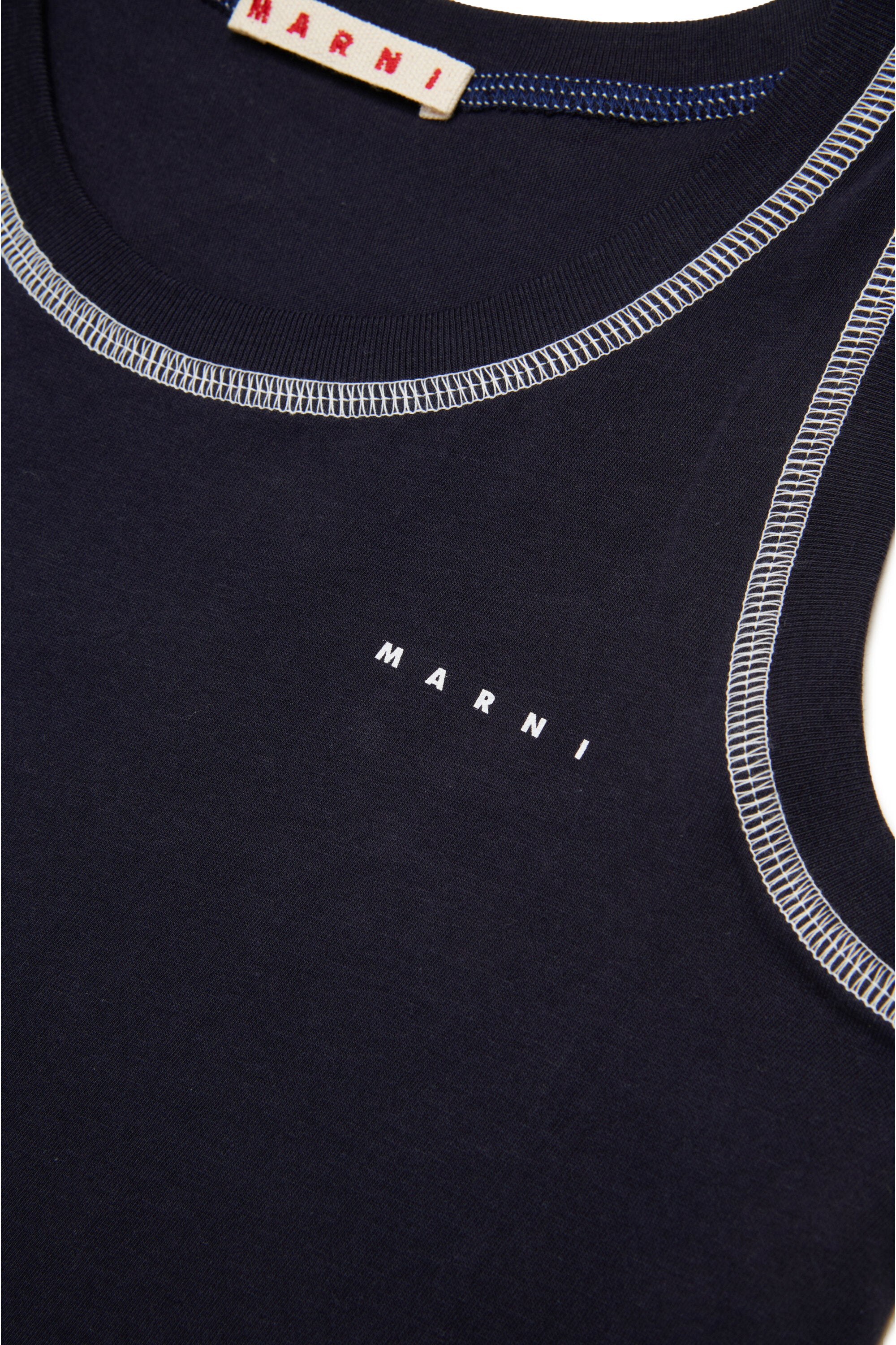 Sleeveless T-shirt with contrasting seams