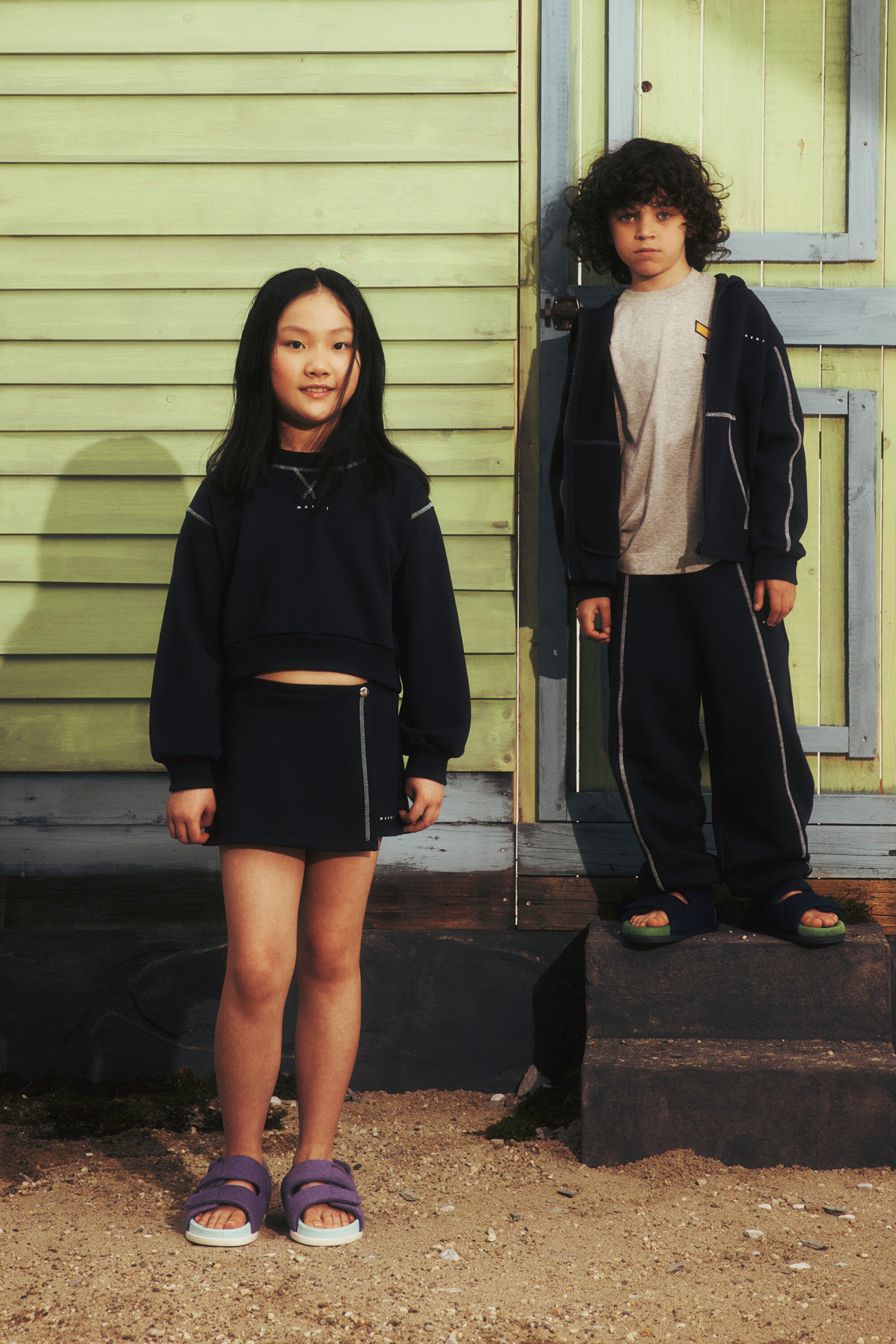 Sudadera de cuello redondo con costuras en contraste