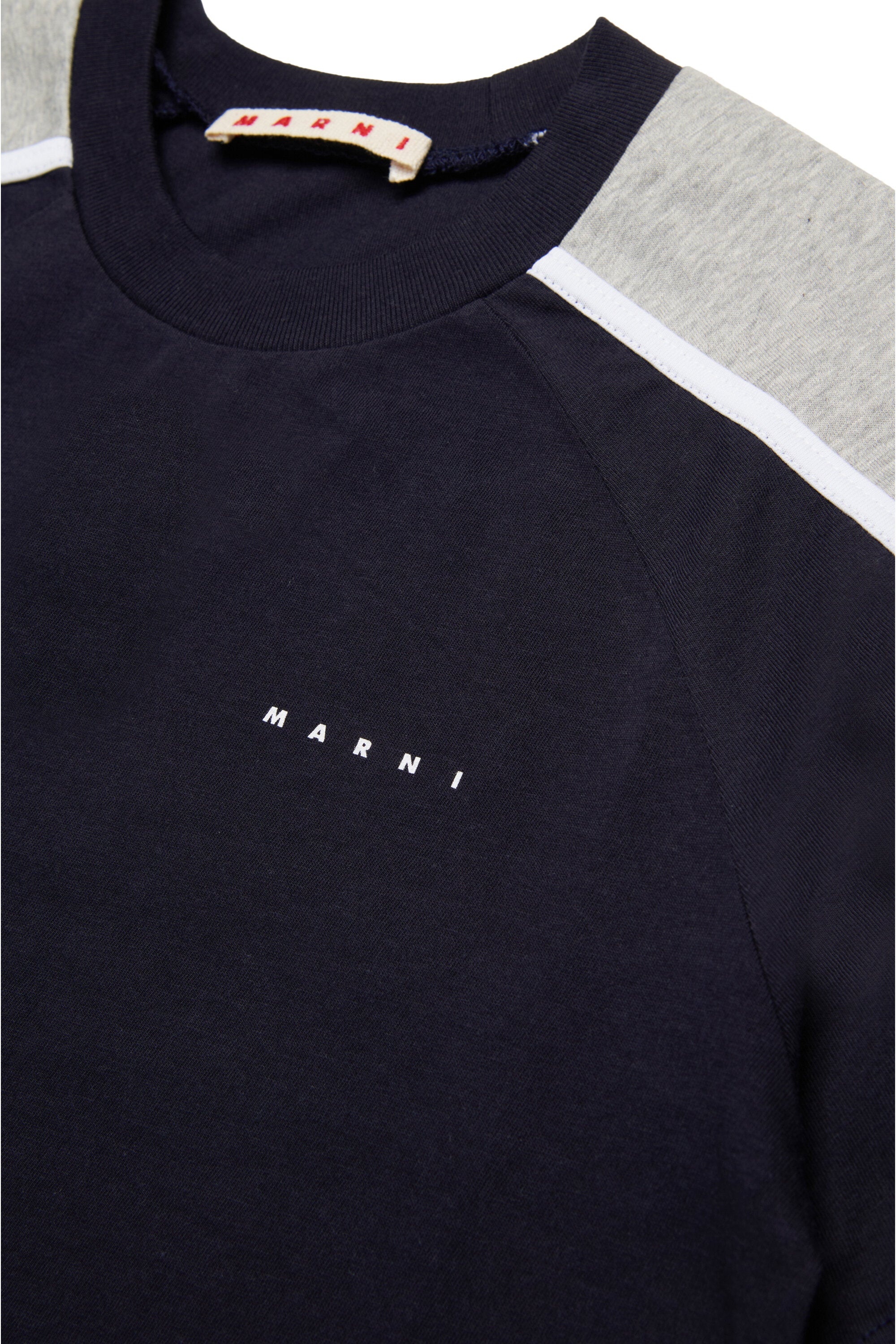 Camiseta con detalles colorblock