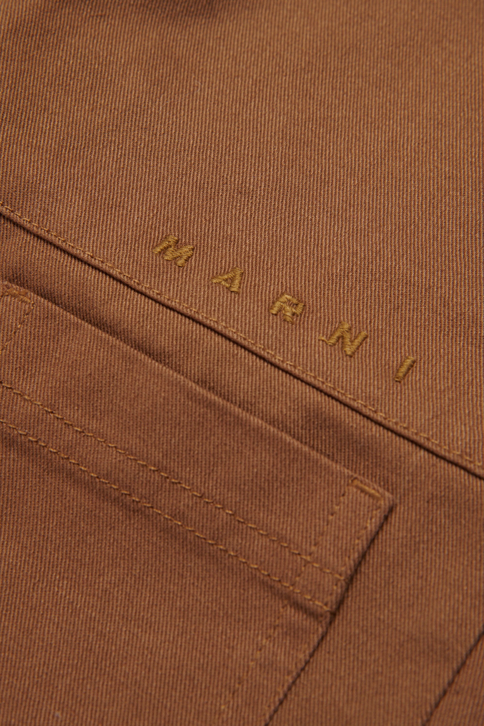 Pantalones de gabardina con bolsillos