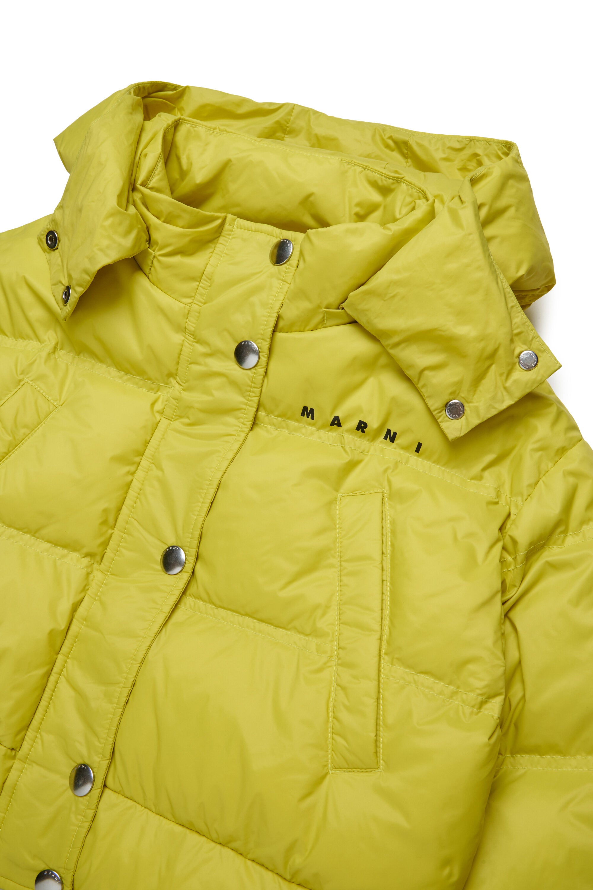 Chaqueta acolchada recortada con capucha