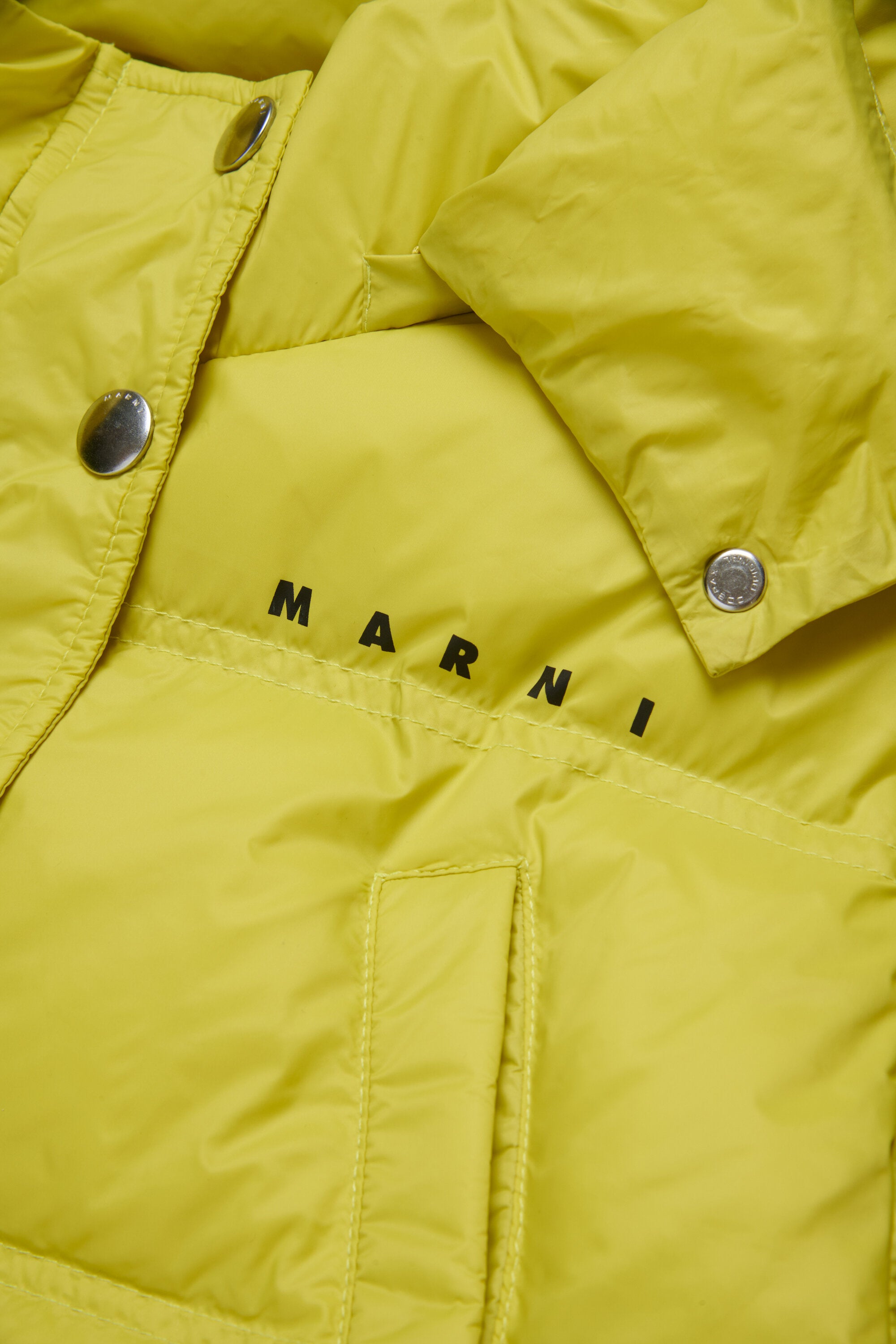 Chaqueta acolchada recortada con capucha