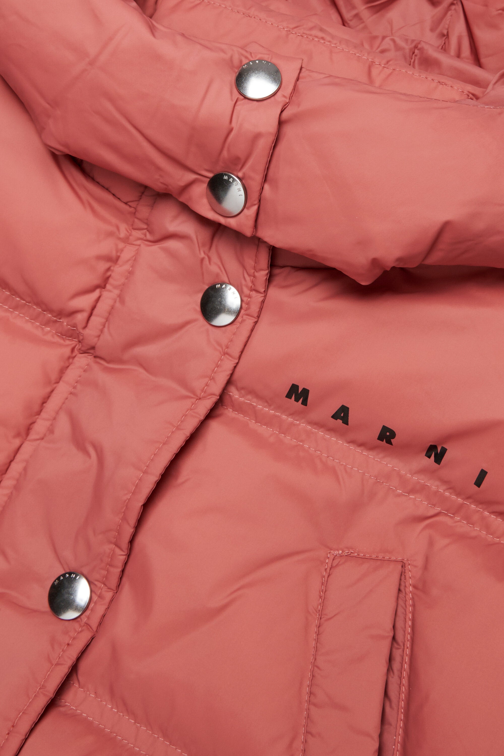 Chaqueta acolchada recortada con capucha