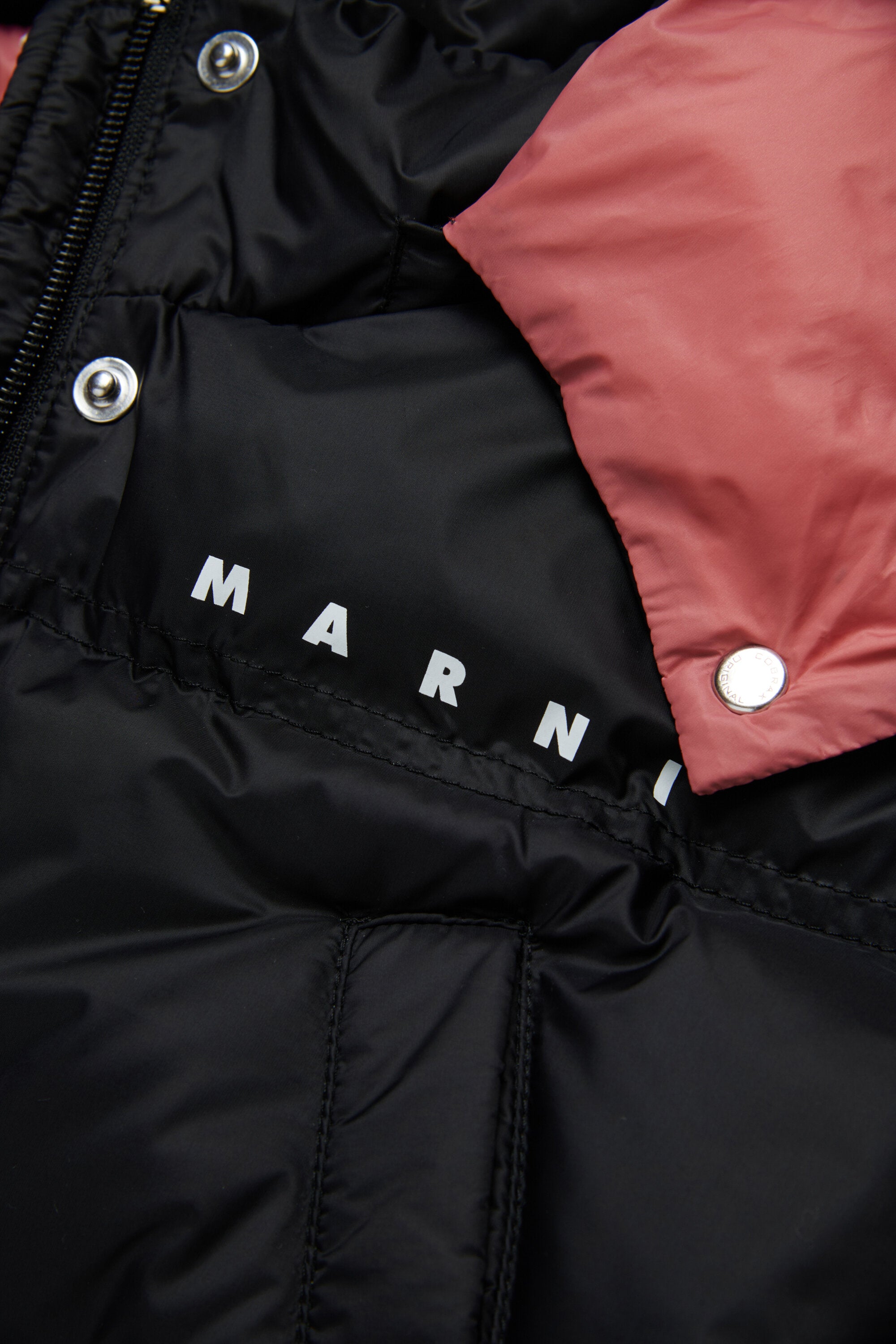 Chaqueta acolchada recortada con capucha