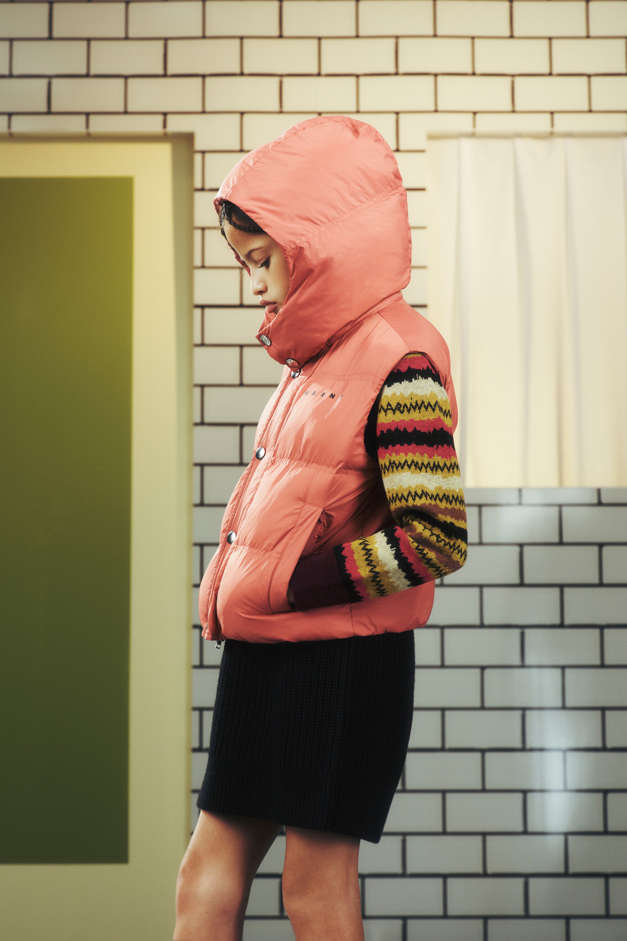 Chaleco acolchado con capucha y logotipo