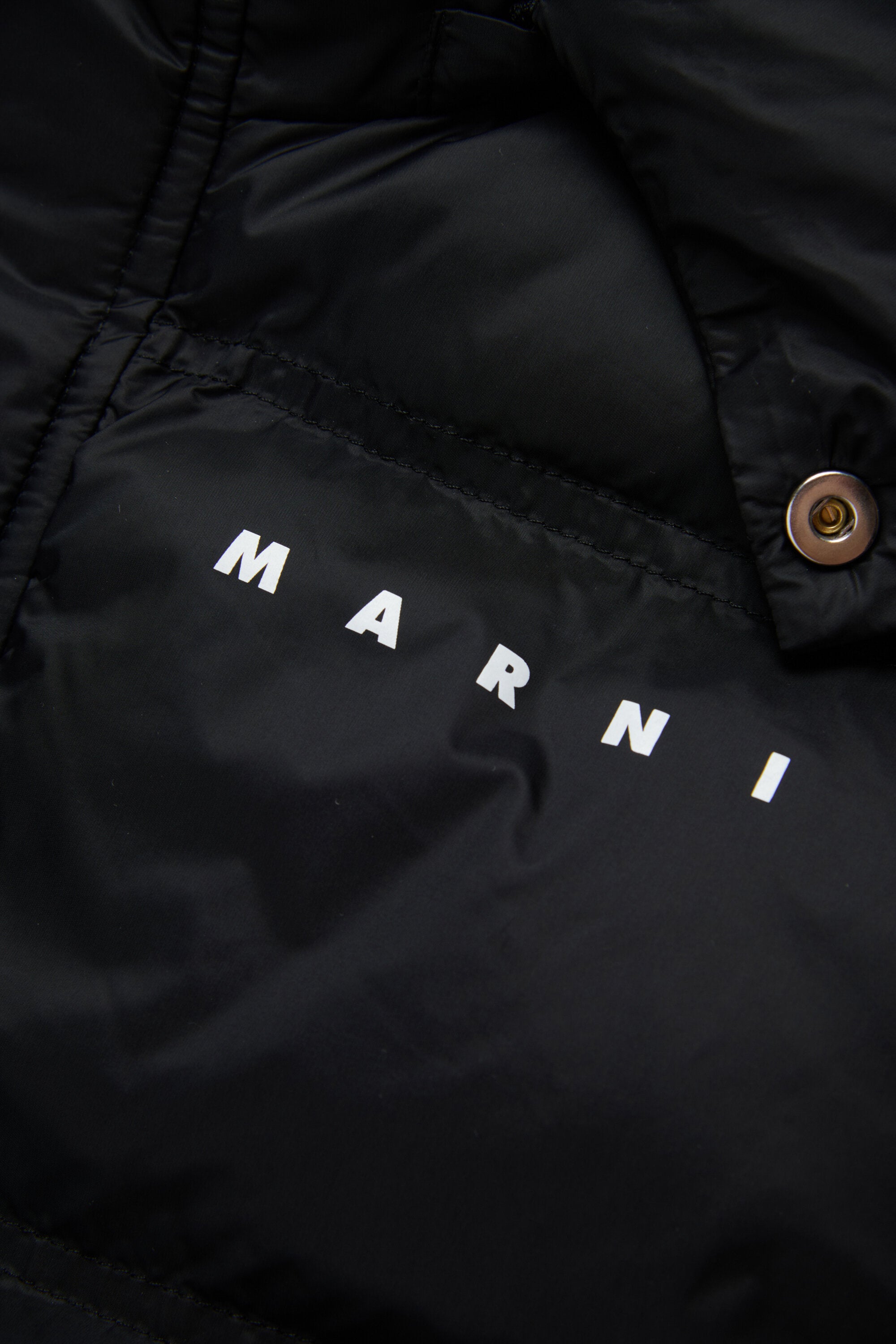 Chaleco acolchado con capucha y logotipo