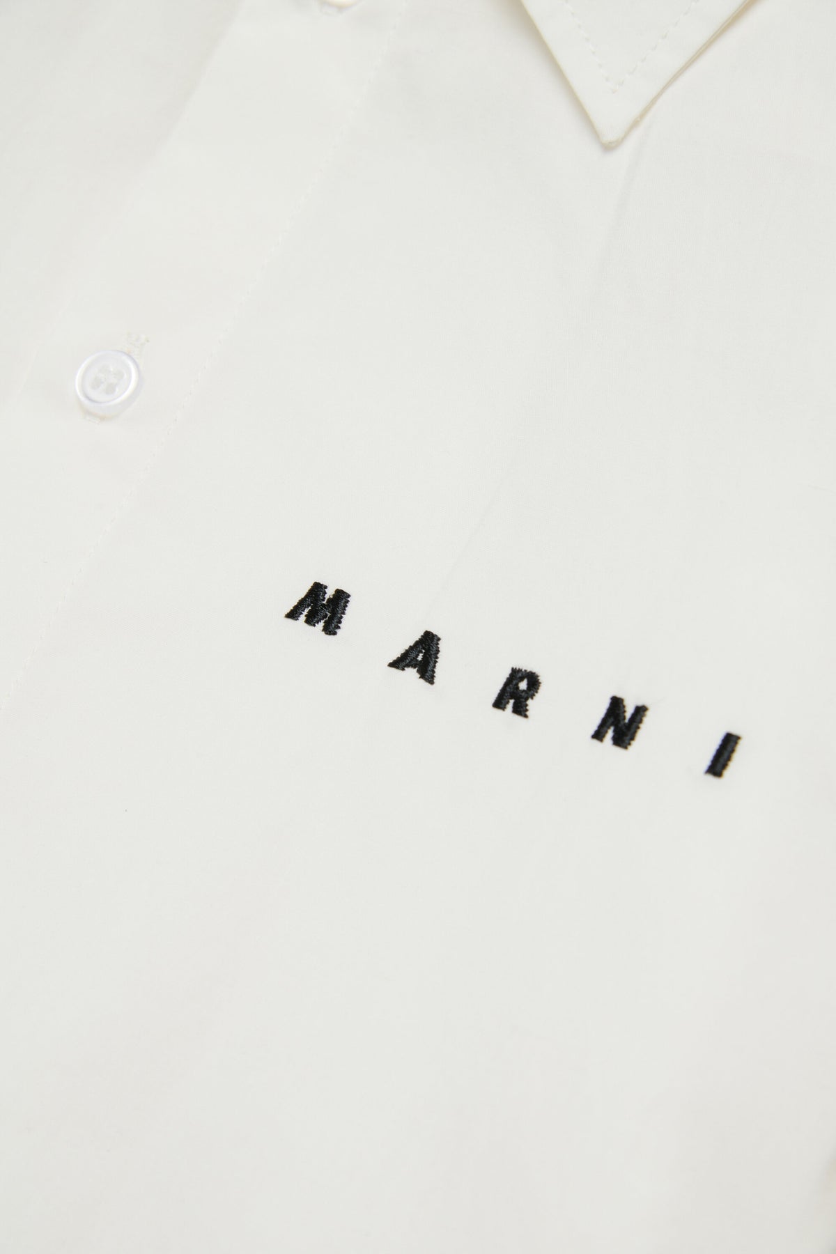 Camisa de popelín con logotipo bordado