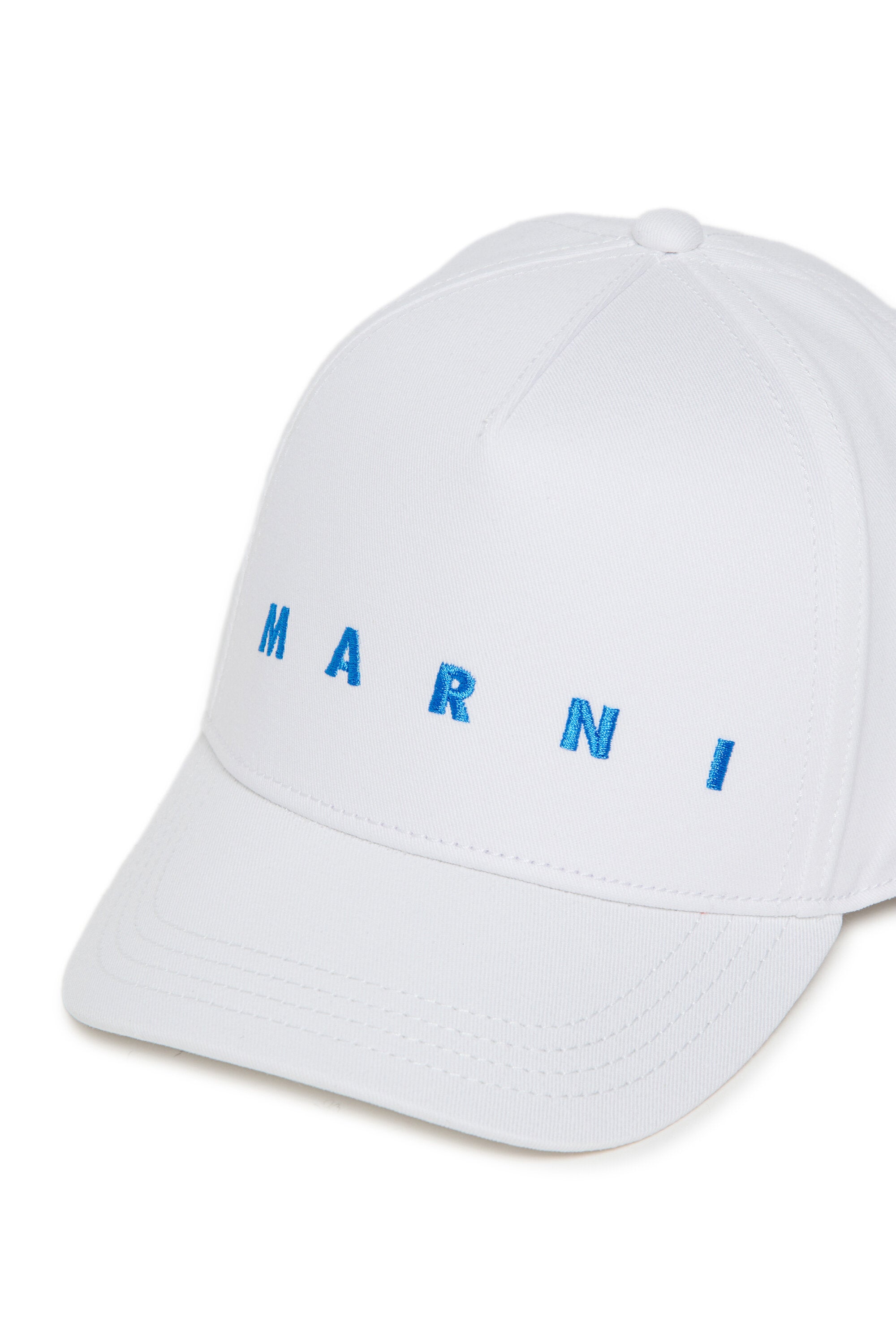 Gorra de béisbol con marca de gabardina