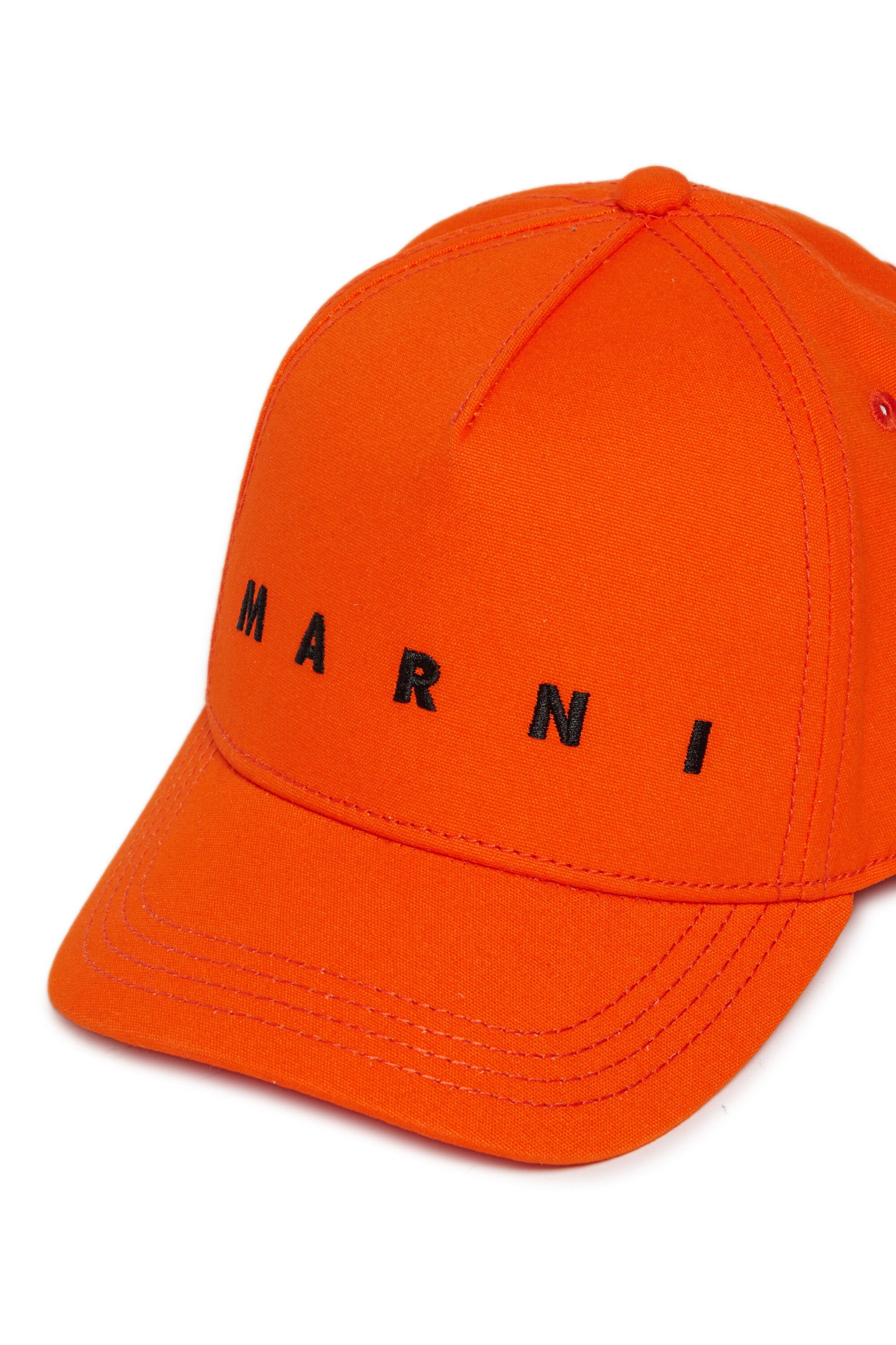 Gorra de béisbol con marca de gabardina