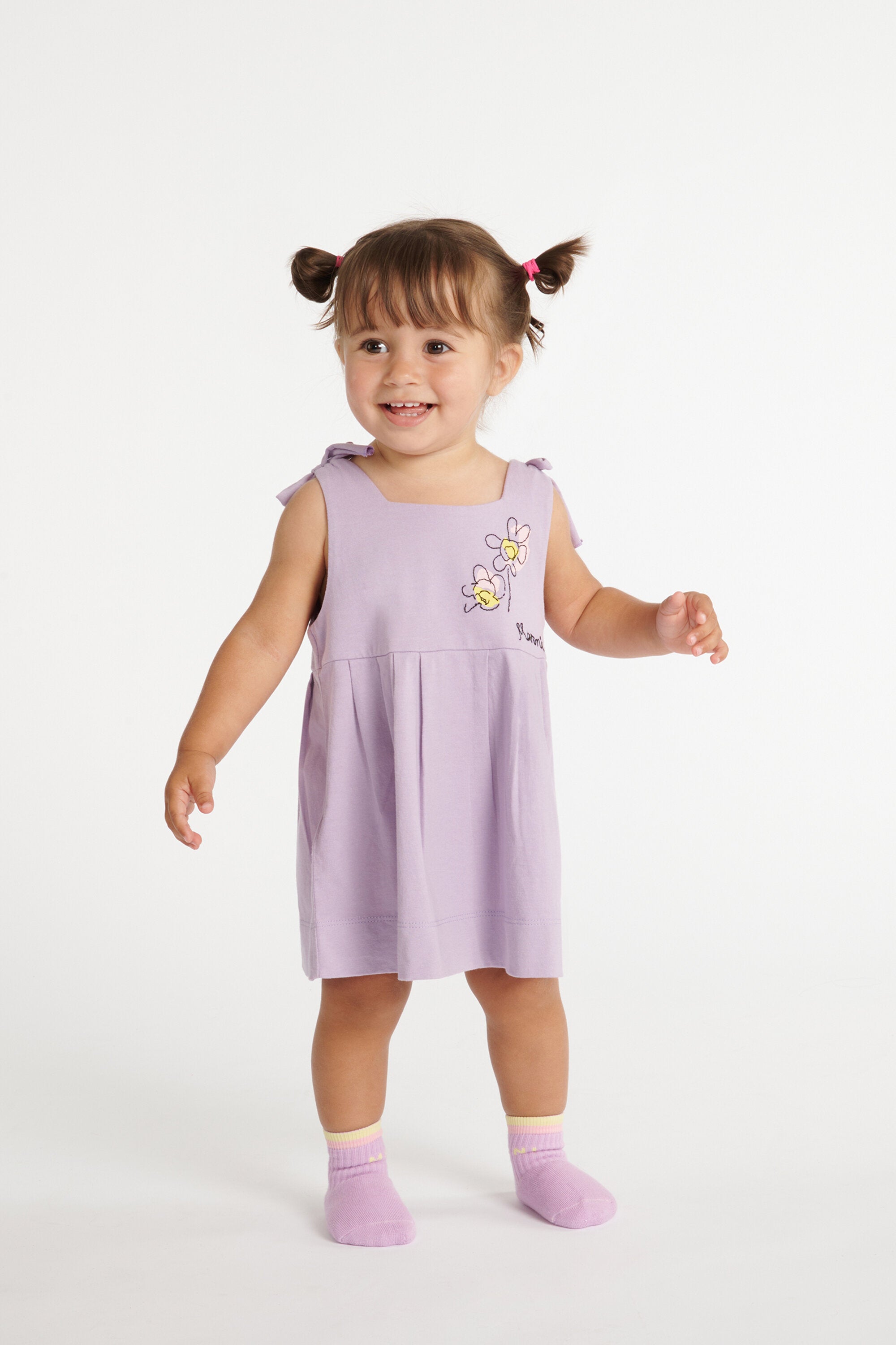 Vestido con flores bordadas y lazos