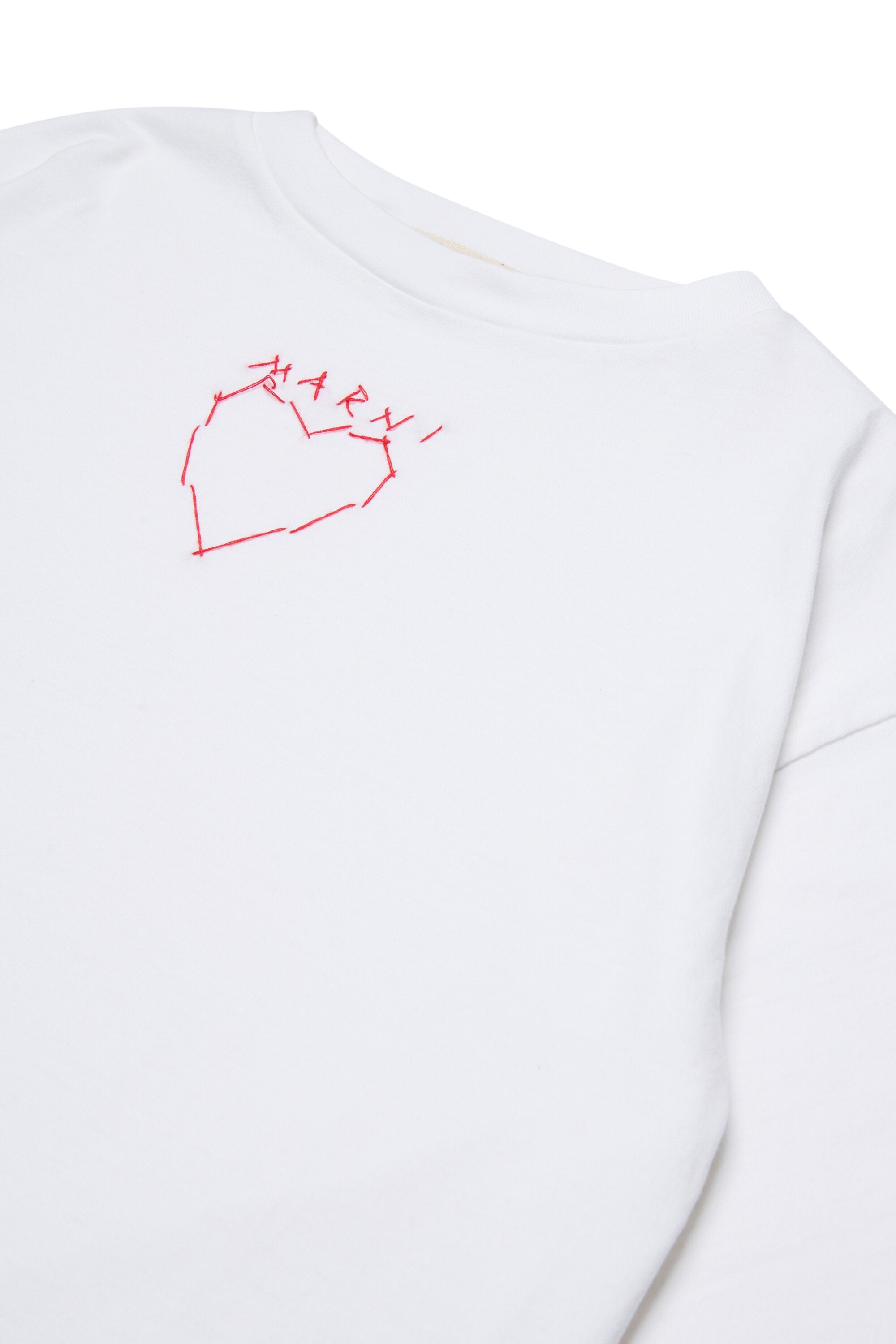 Camiseta con bordado de corazón en la parte delantera