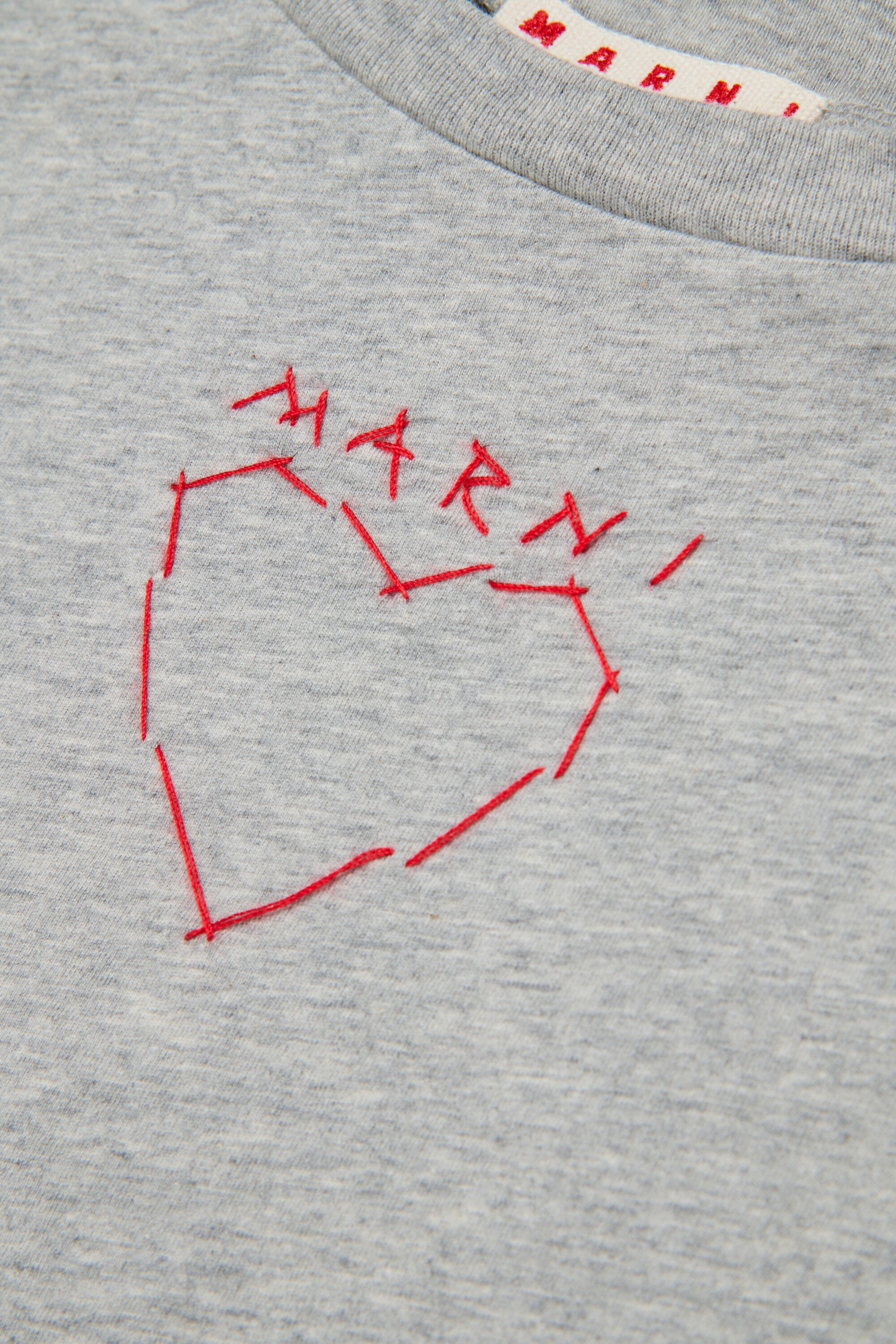 Camiseta con bordado de corazón en la parte delantera