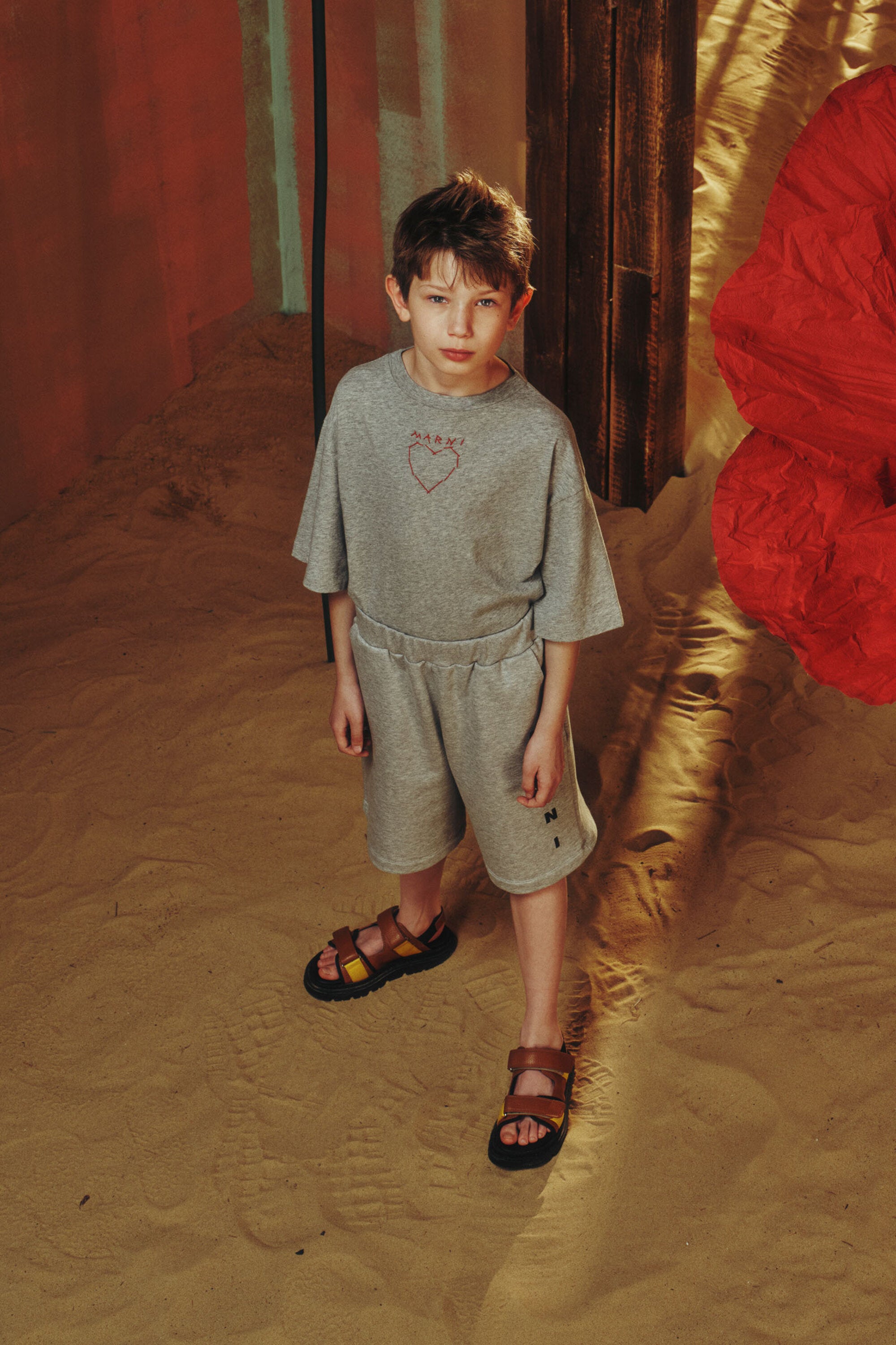 Camiseta con bordado de corazón en la parte delantera