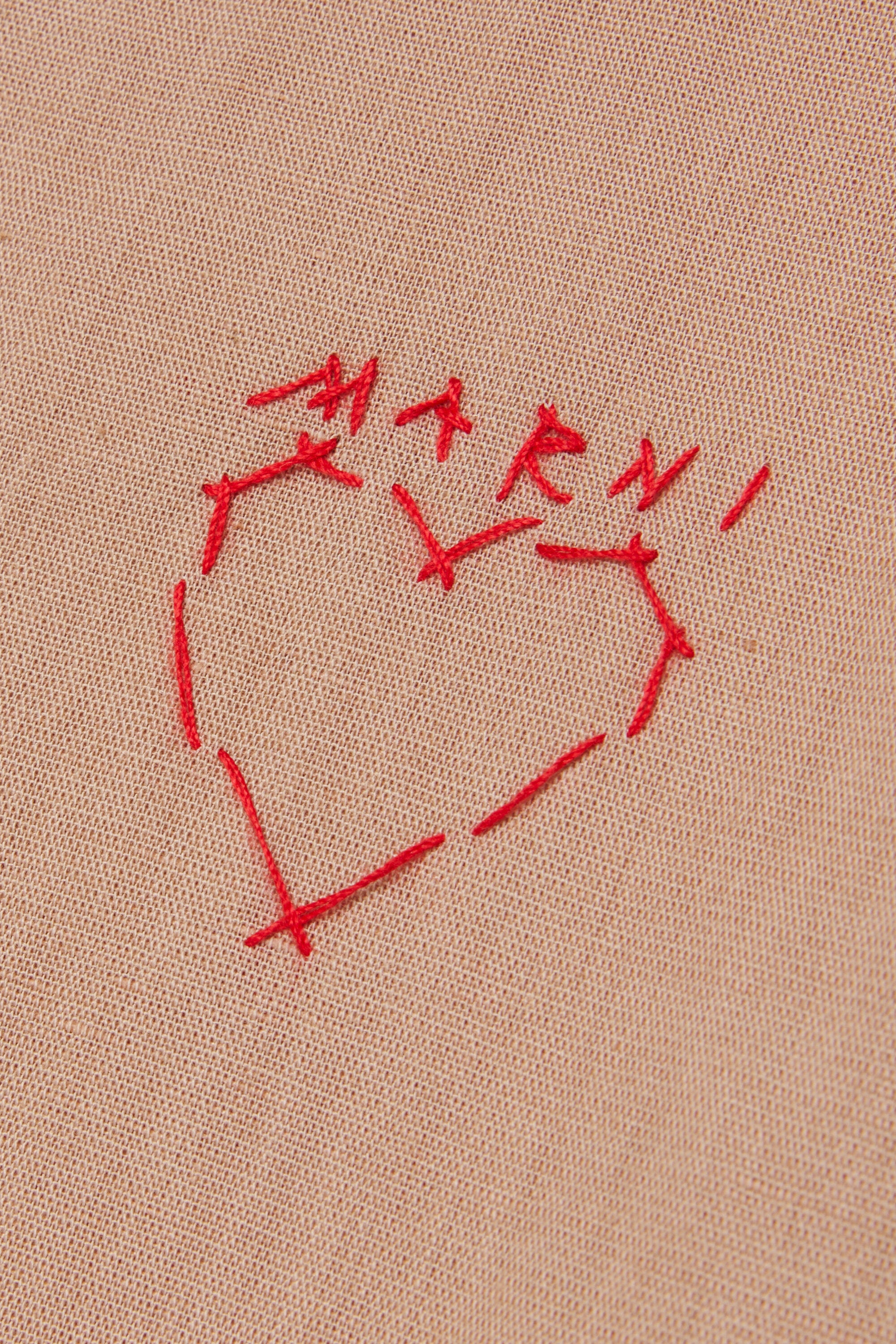 Camisa de manga larga con bordado de corazón