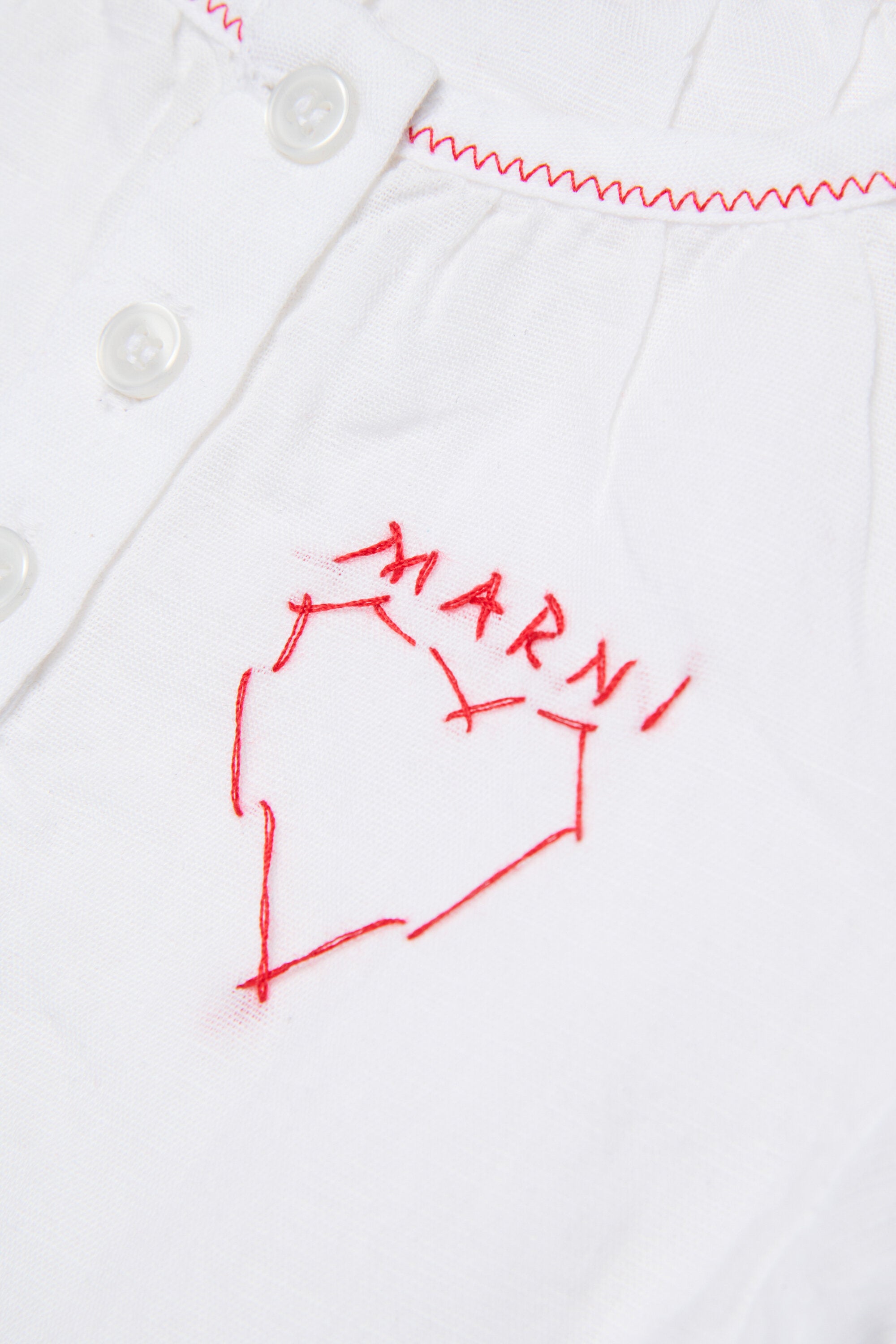 Vestido corto con logotipo y corazón bordado