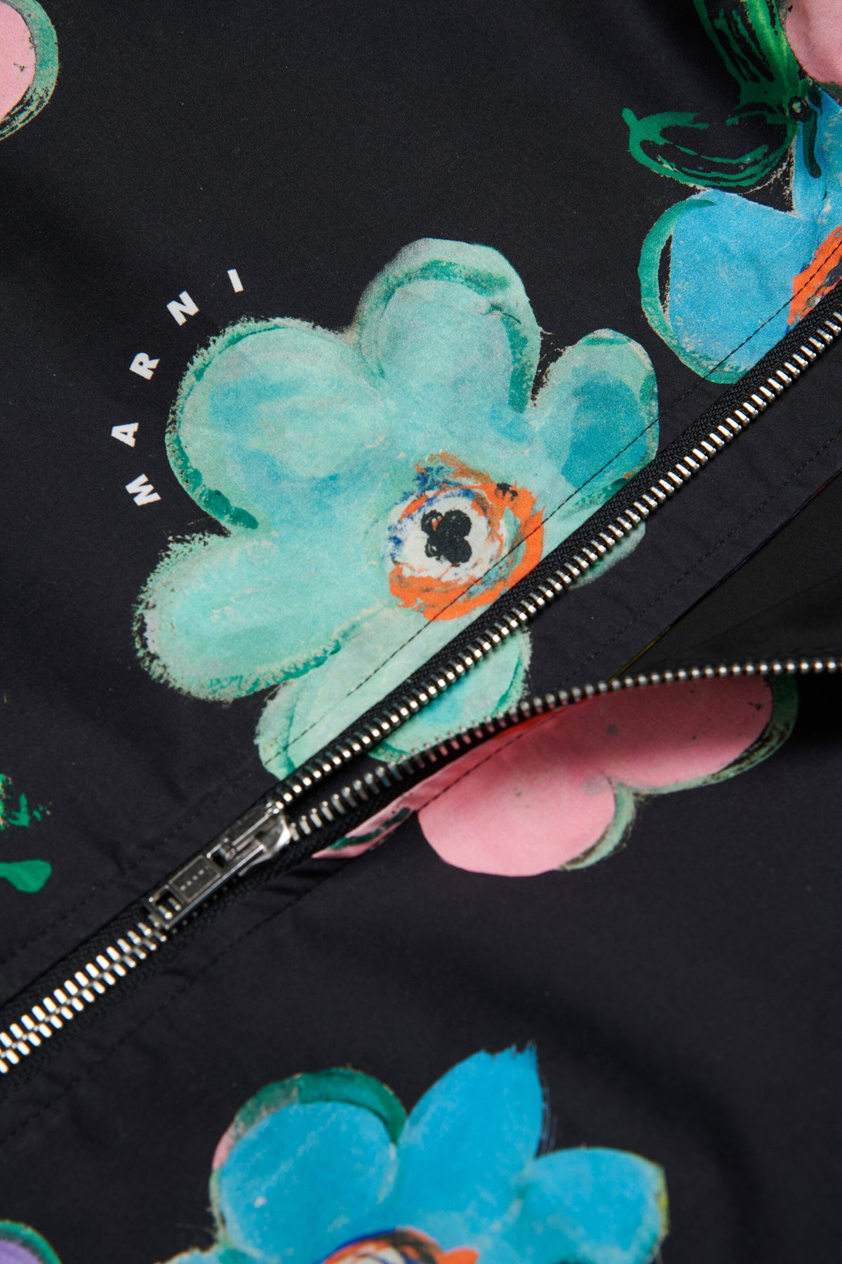 Cazadora impermeable floral con logo estampado