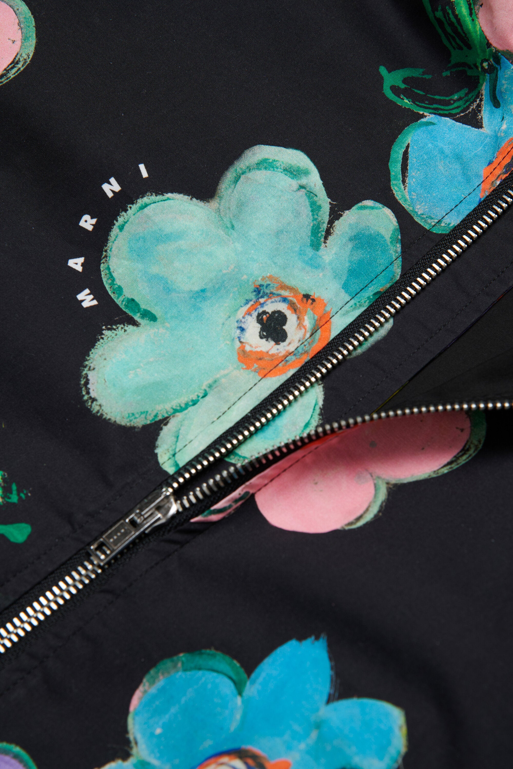 Cazadora impermeable floral con logo estampado