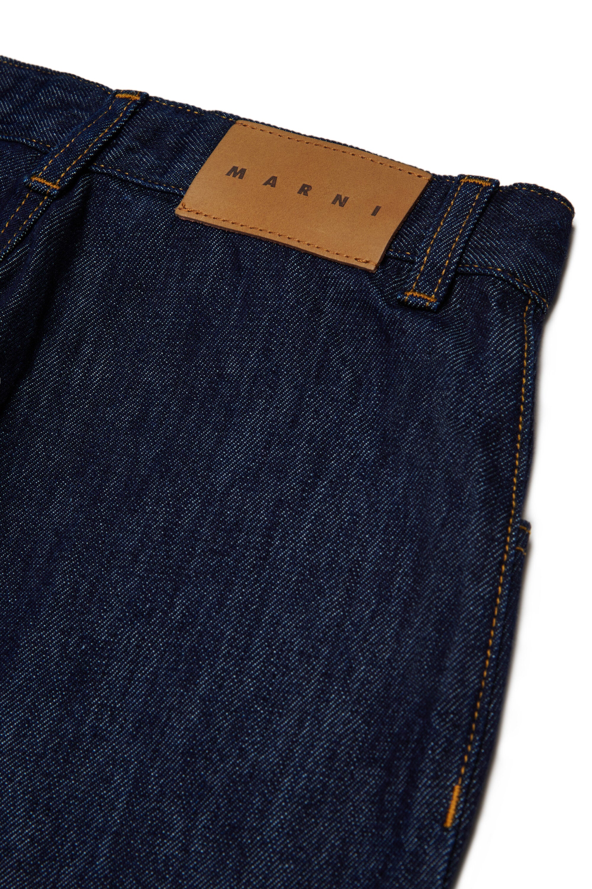 Jeans de corte relajado en denim oscuro