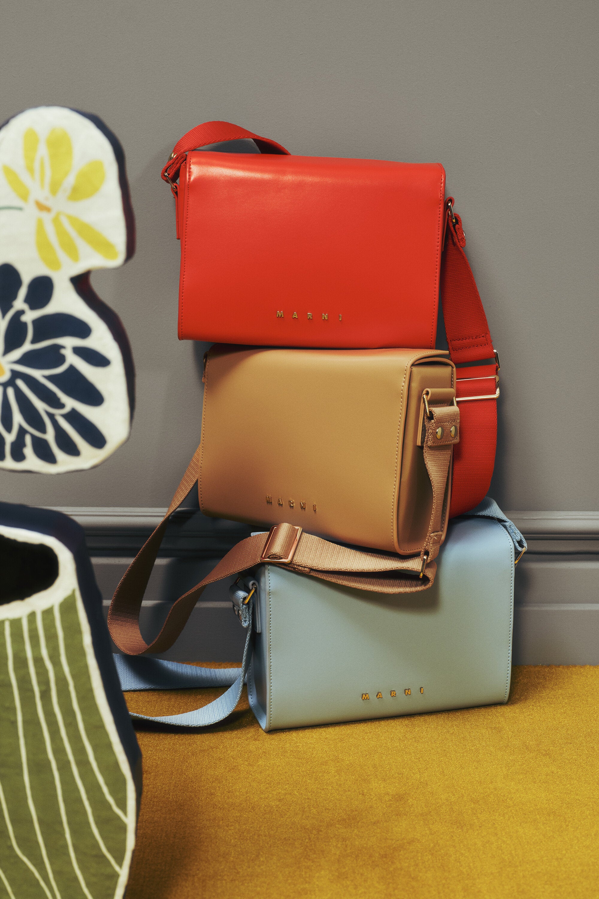 Bolso bandolera con logo