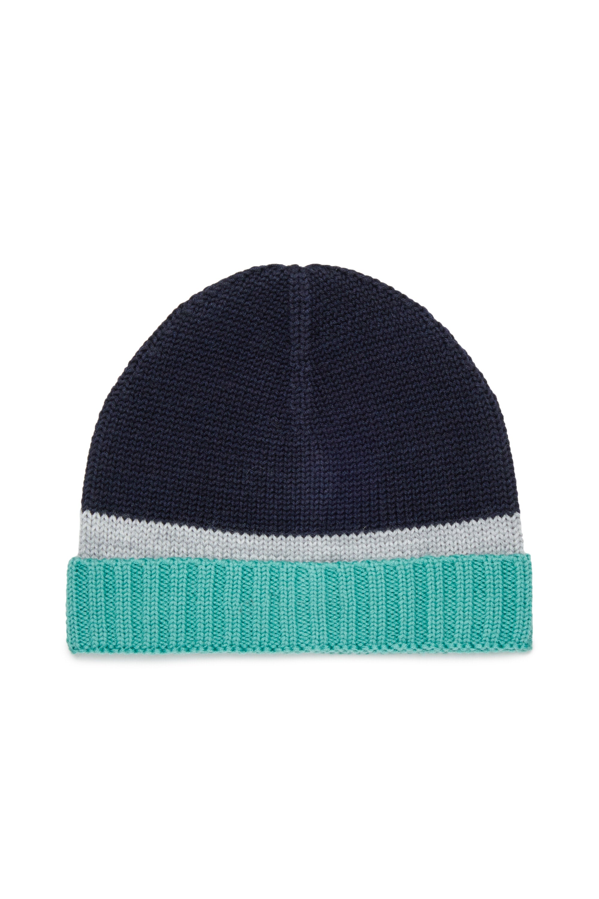 Gorro con vuelta y logo en la parte frontal