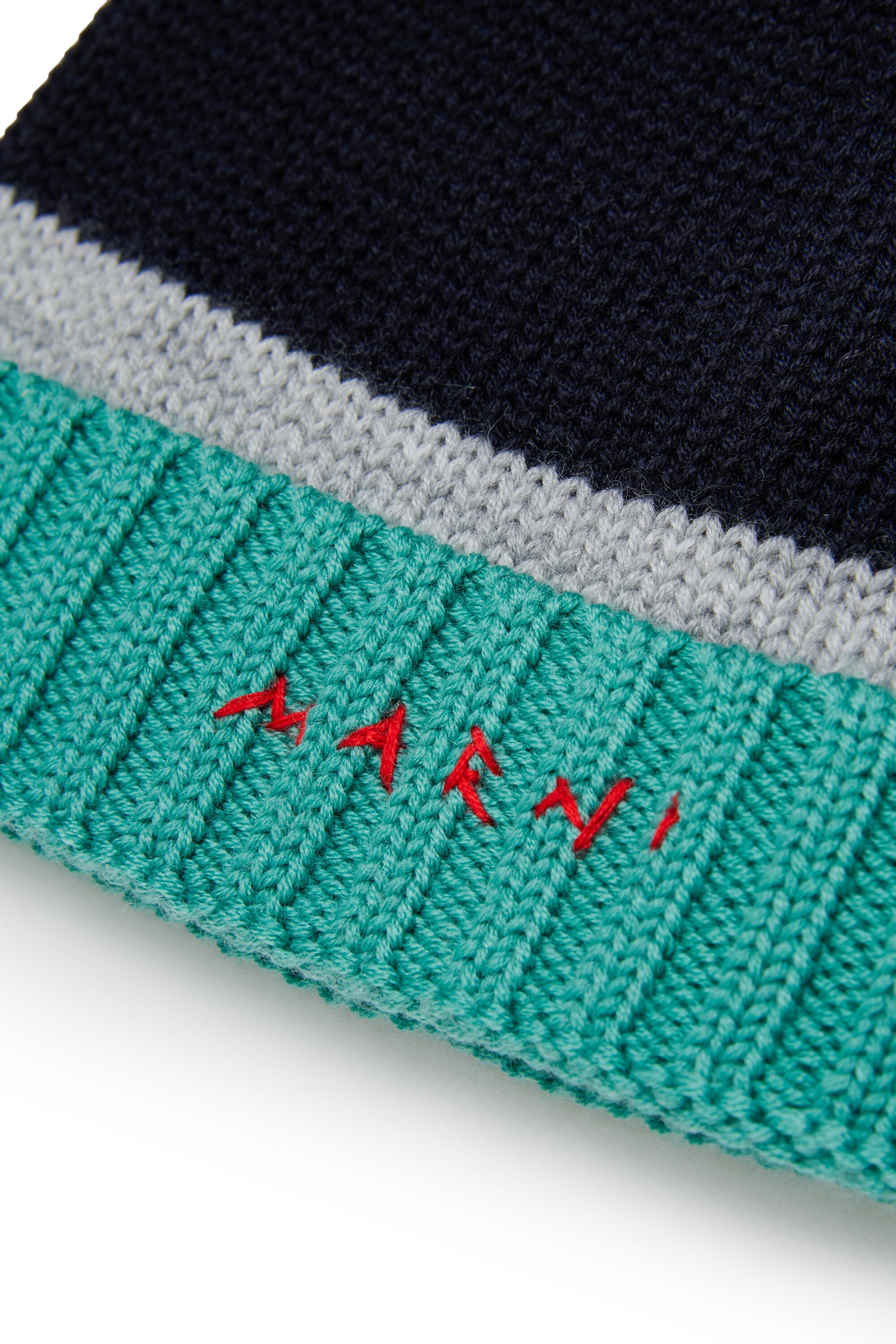 Gorro con vuelta y logo en la parte frontal