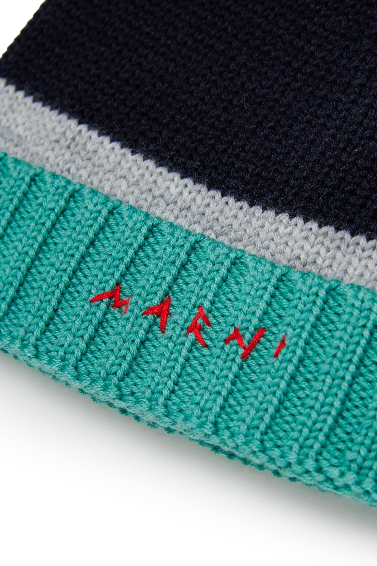 Gorro con vuelta y logo en la parte frontal