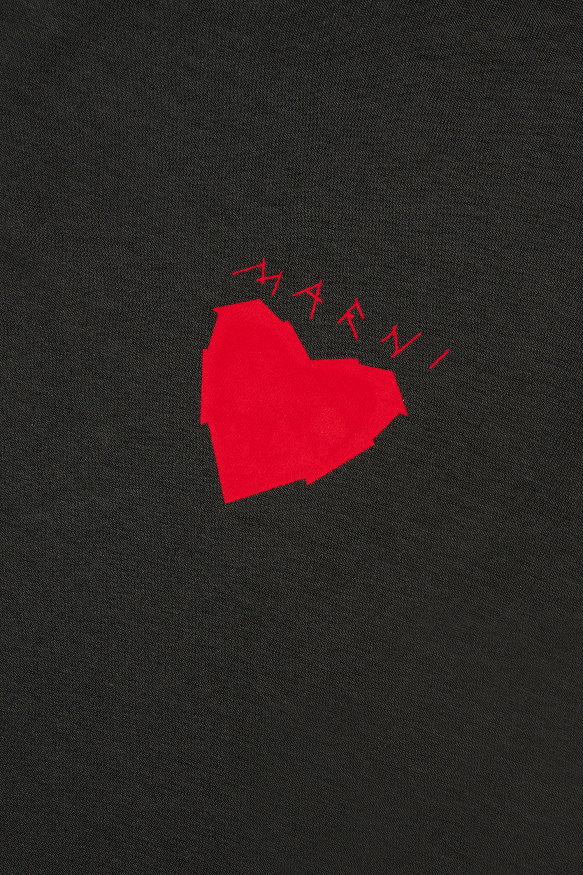 Camiseta con corazón estampado