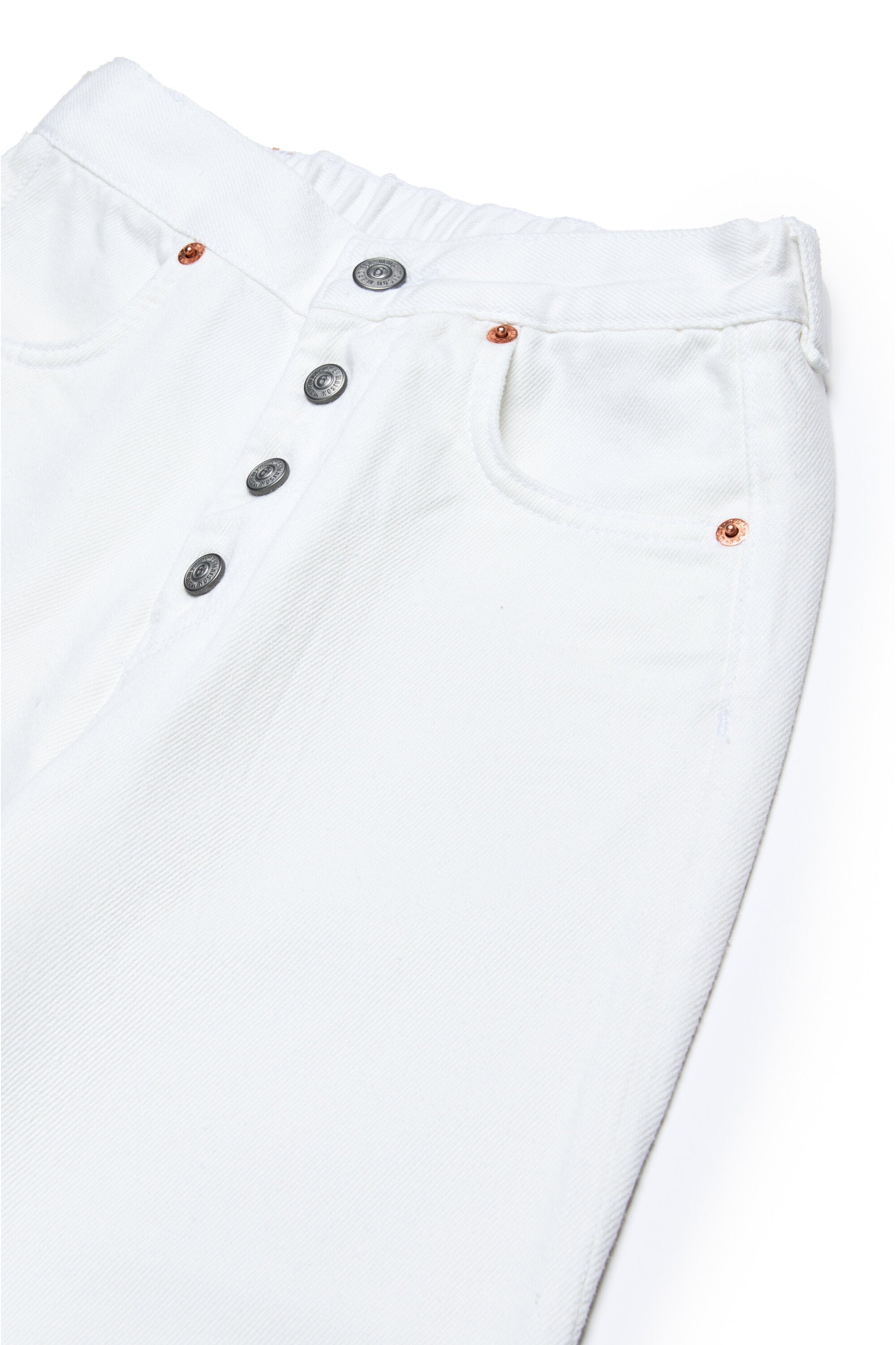 Vaqueros blancos con marca