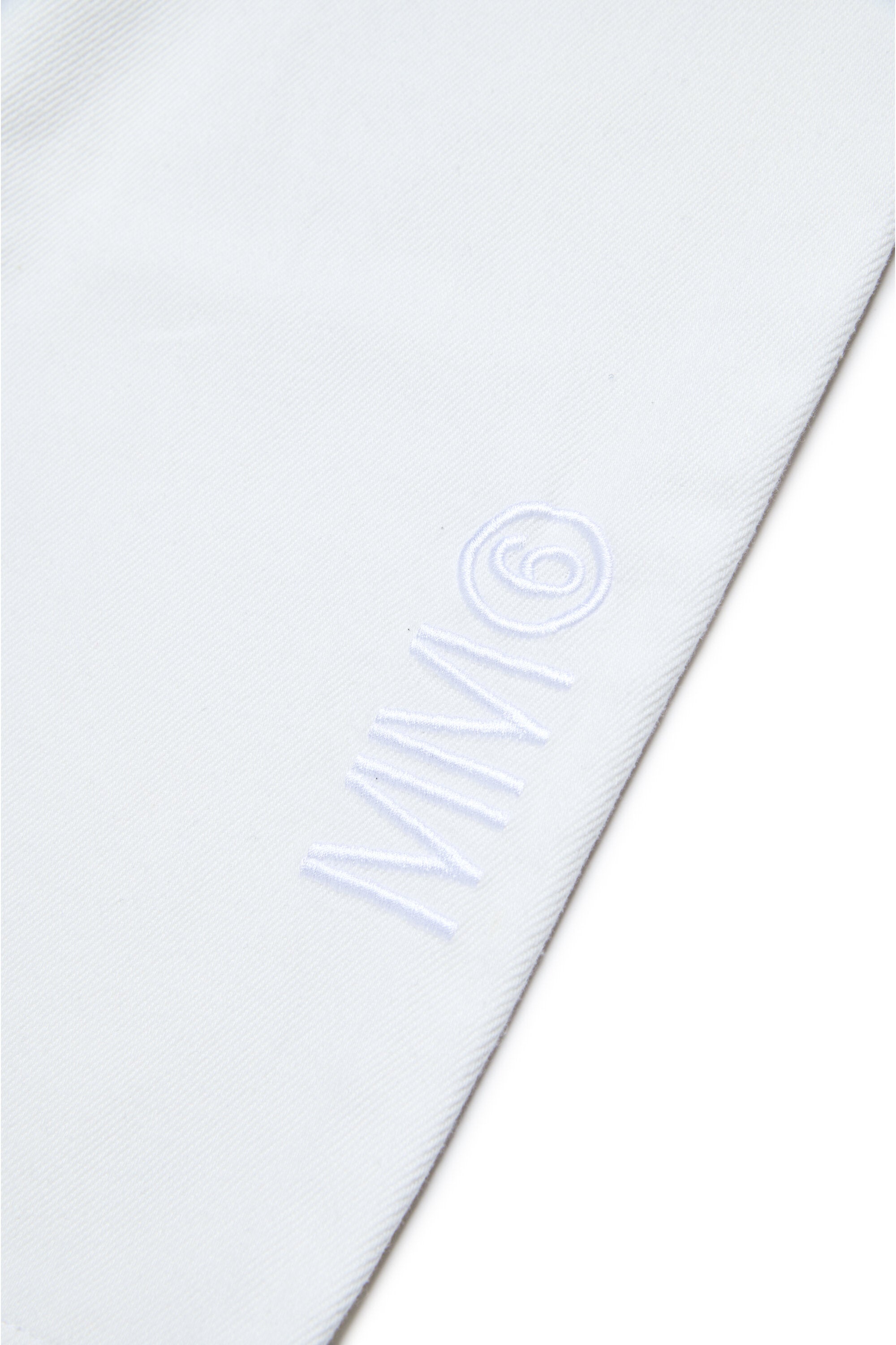 Vaqueros blancos con marca