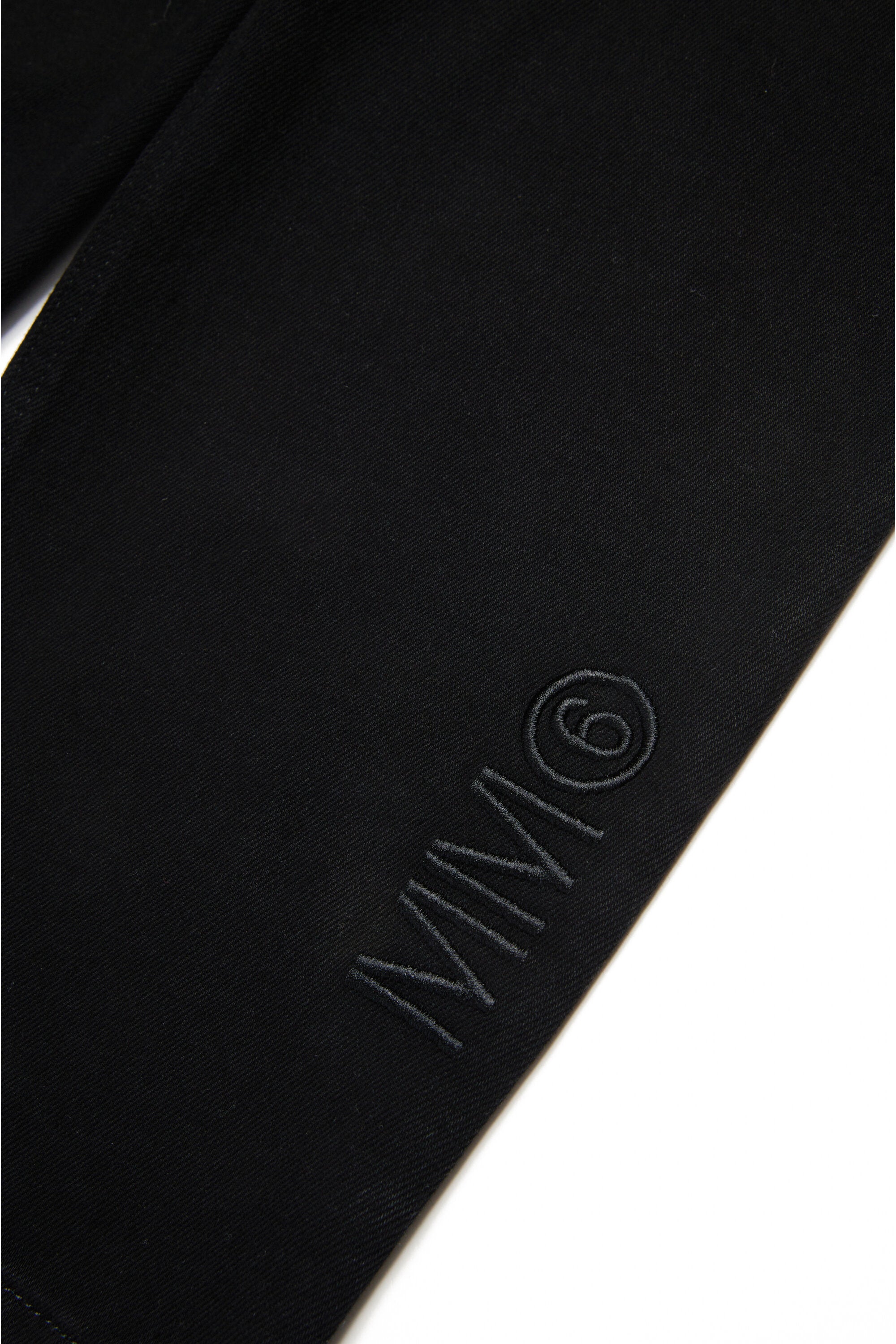 Vaqueros negros con marca