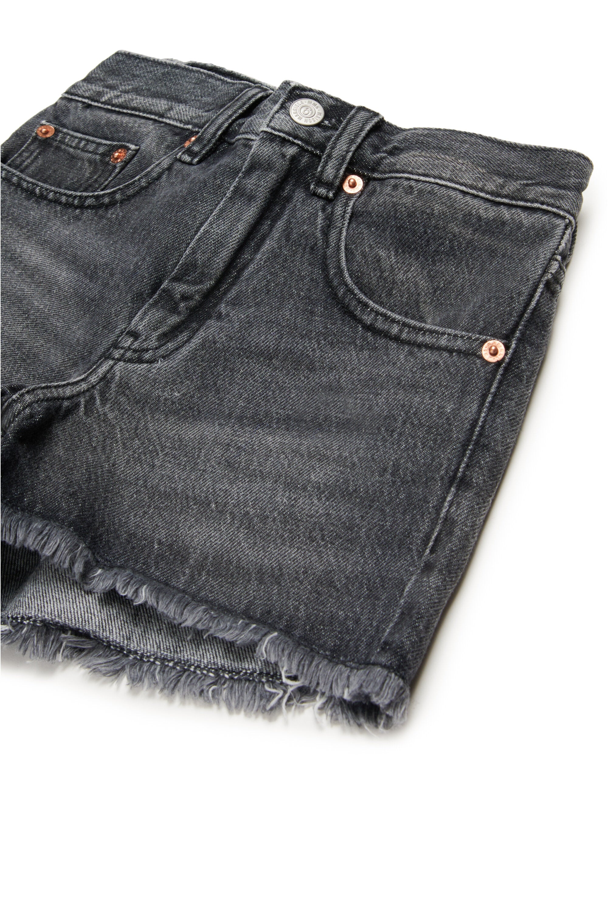 Pantalones cortos en denim negros con dobladillos de corte crudo
