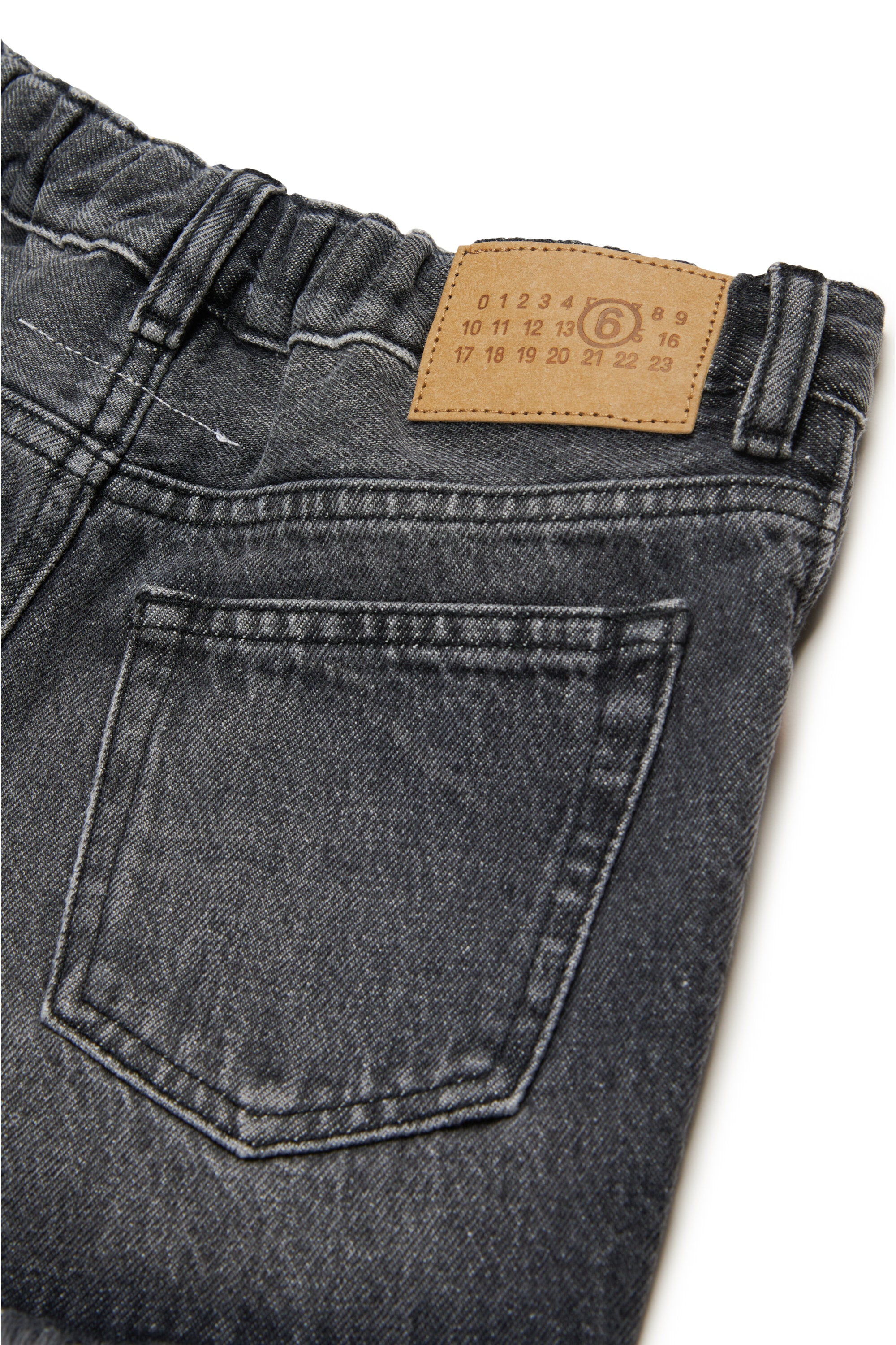 Pantalones cortos en denim negros con dobladillos de corte crudo