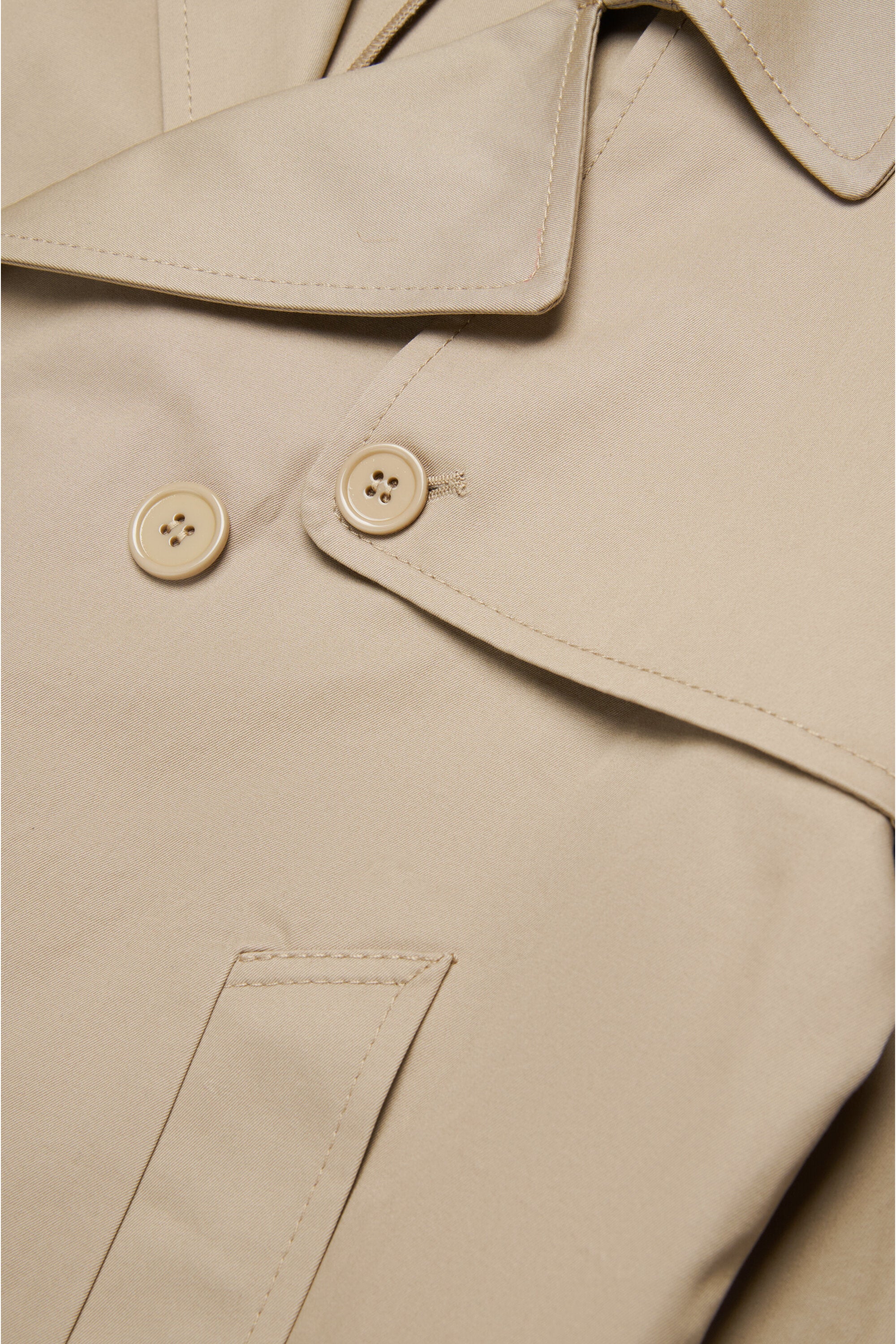 Chaqueta con botonadura doble y gabardina recortada