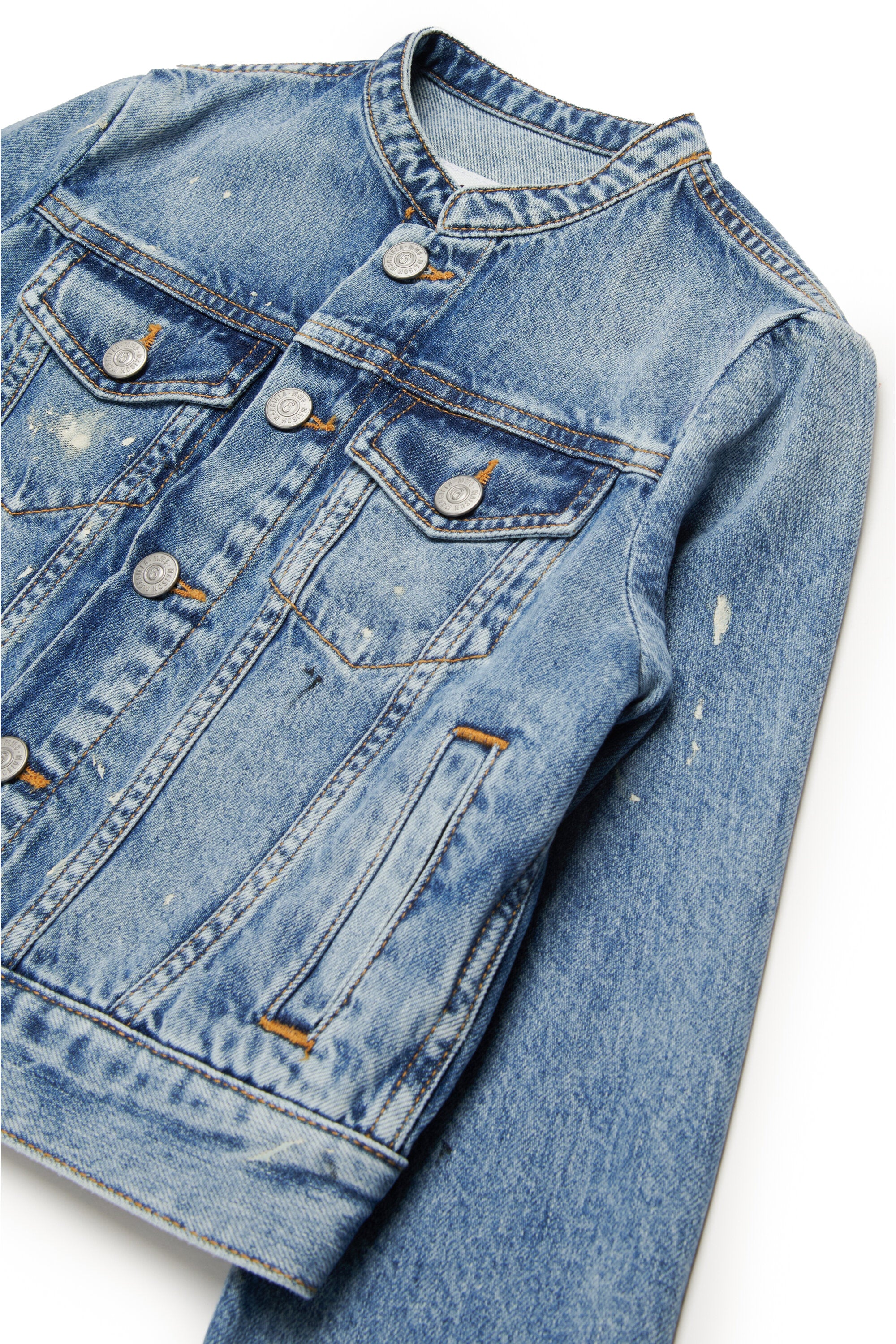 Cazadora vaquera azul sombreada con lunares de colores