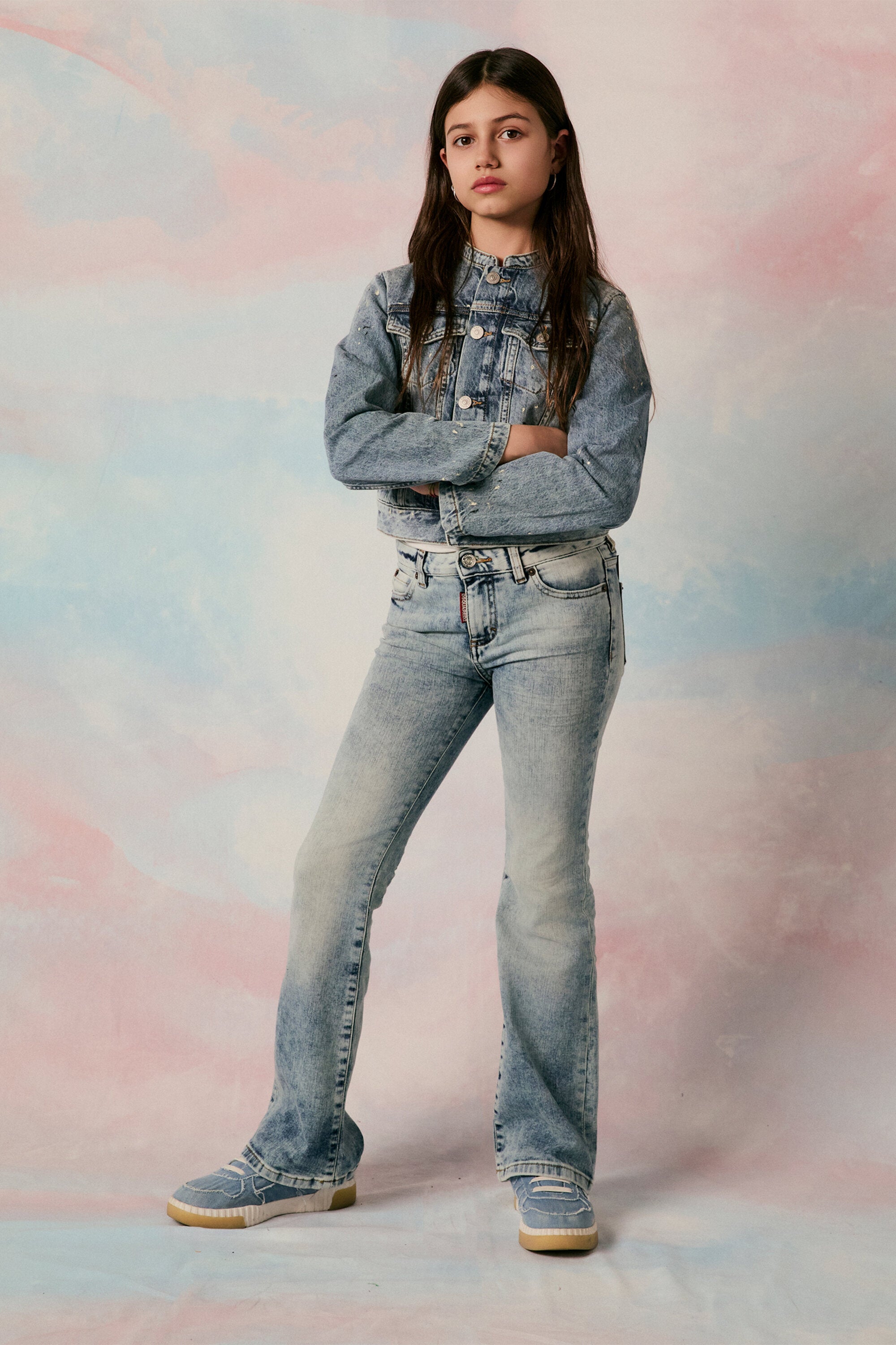 Cazadora vaquera azul sombreada con lunares de colores