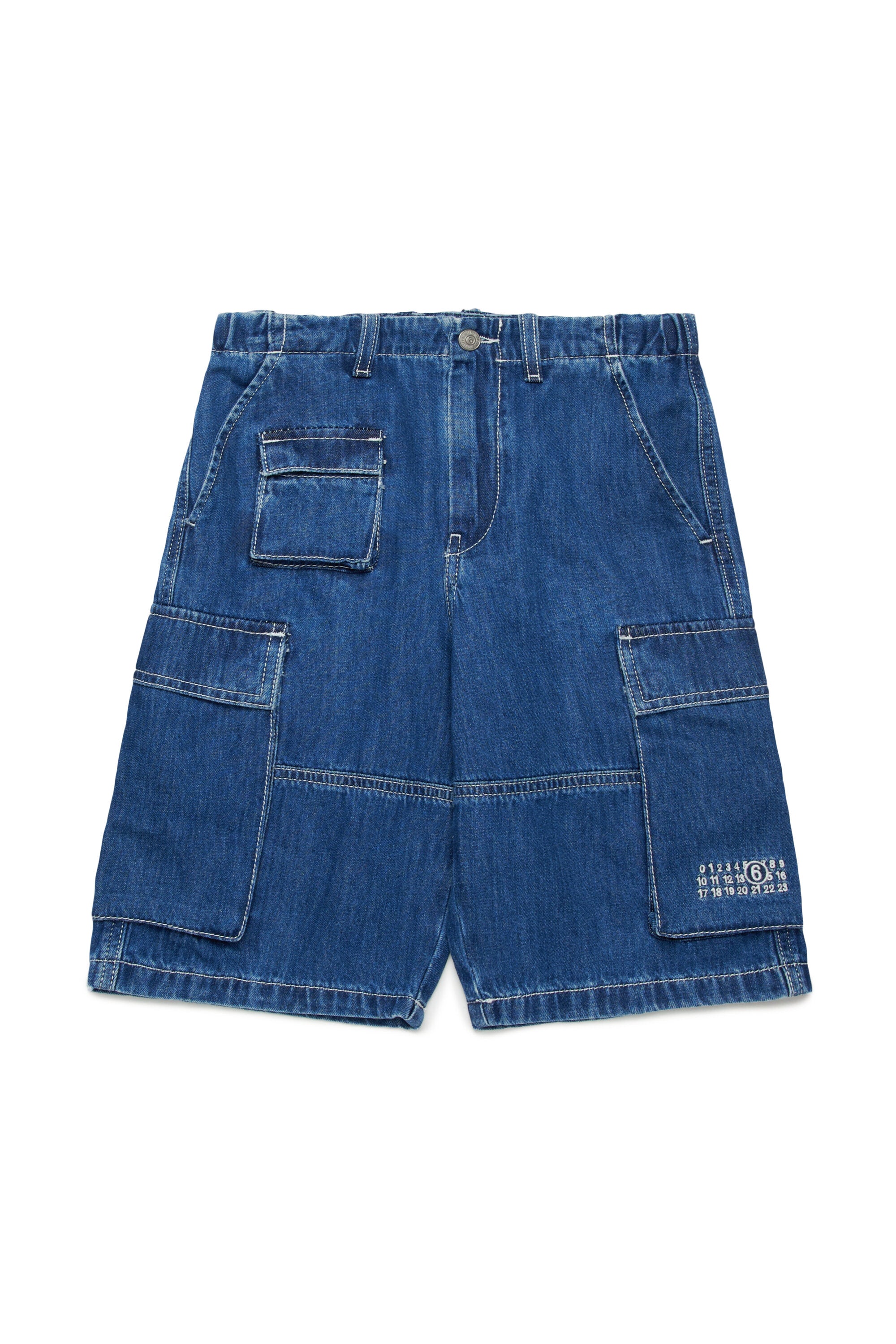 Pantalones cortos cargo en denim azul medio